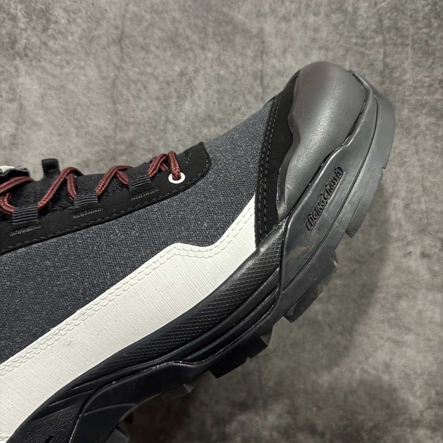 图片[6]-【巅峰版】SALOMON萨洛蒙 X-ALP ESILL GR10K 舒适百搭 防滑 低帮 户外功能鞋 男女同款 黑银色 劳保鞋 474200-20  鞋面采用SENSIFIT贴合技术 全方位贴合包裹脚型 鞋跟部鞋底牵引设计 提供强大的抓地性能 更适应野外崎岖不平的道路 其3D ADVANCED CHASSIS底盘 材料轻量大化 钉齿设计更具稳定性、防护性 鞋底易磨损区运用CONTAGRIP高耐磨材料 应对城市硬质路面长距离跑考验  尺码：36 36.5 37 38 38.5 39 40 40.5 41 42 42.5 43 44 44.5 45-选品中心