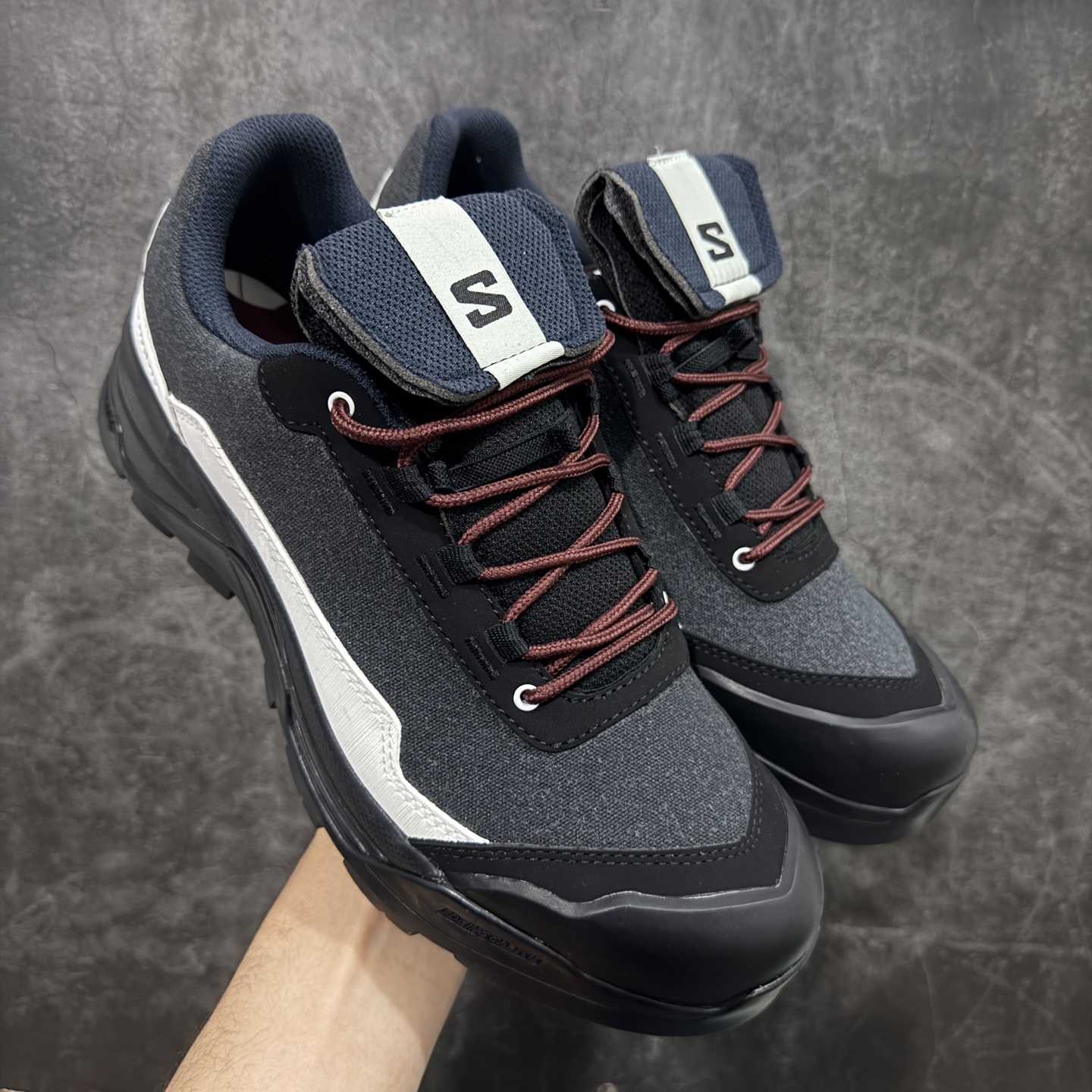 【巅峰版】SALOMON萨洛蒙 X-ALP ESILL GR10K 舒适百搭 防滑 低帮 户外功能鞋 男女同款 黑银色 劳保鞋 474200-20  鞋面采用SENSIFIT贴合技术 全方位贴合包裹脚型 鞋跟部鞋底牵引设计 提供强大的抓地性能 更适应野外崎岖不平的道路 其3D ADVANCED CHASSIS底盘 材料轻量大化 钉齿设计更具稳定性、防护性 鞋底易磨损区运用CONTAGRIP高耐磨材料 应对城市硬质路面长距离跑考验  尺码：36 36.5 37 38 38.5 39 40 40.5 41 42 42.5 43 44 44.5 45-选品中心