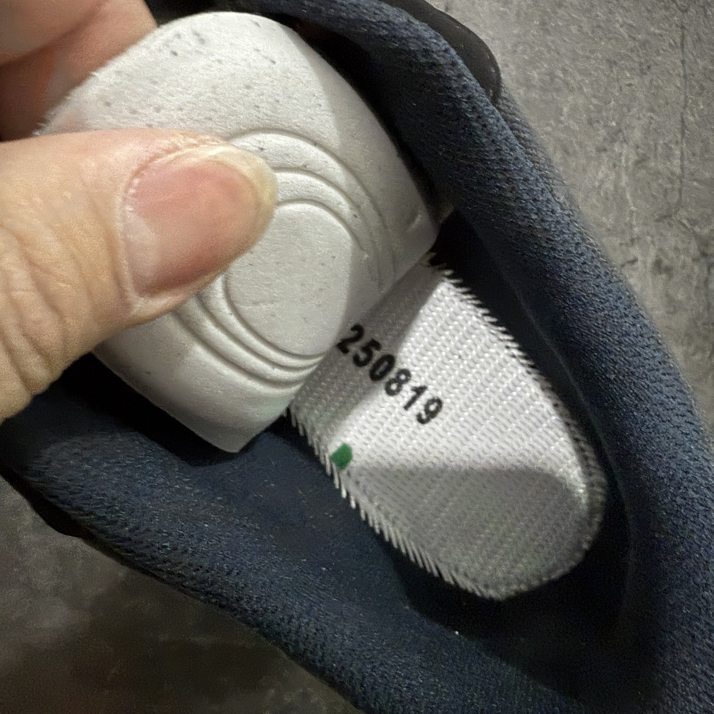 图片[7]-【巅峰版】SALOMON萨洛蒙 X-ALP ESILL GR10K 舒适百搭 防滑 低帮 户外功能鞋 男女同款 黑银色 劳保鞋 474200-20  鞋面采用SENSIFIT贴合技术 全方位贴合包裹脚型 鞋跟部鞋底牵引设计 提供强大的抓地性能 更适应野外崎岖不平的道路 其3D ADVANCED CHASSIS底盘 材料轻量大化 钉齿设计更具稳定性、防护性 鞋底易磨损区运用CONTAGRIP高耐磨材料 应对城市硬质路面长距离跑考验  尺码：36 36.5 37 38 38.5 39 40 40.5 41 42 42.5 43 44 44.5 45-选品中心