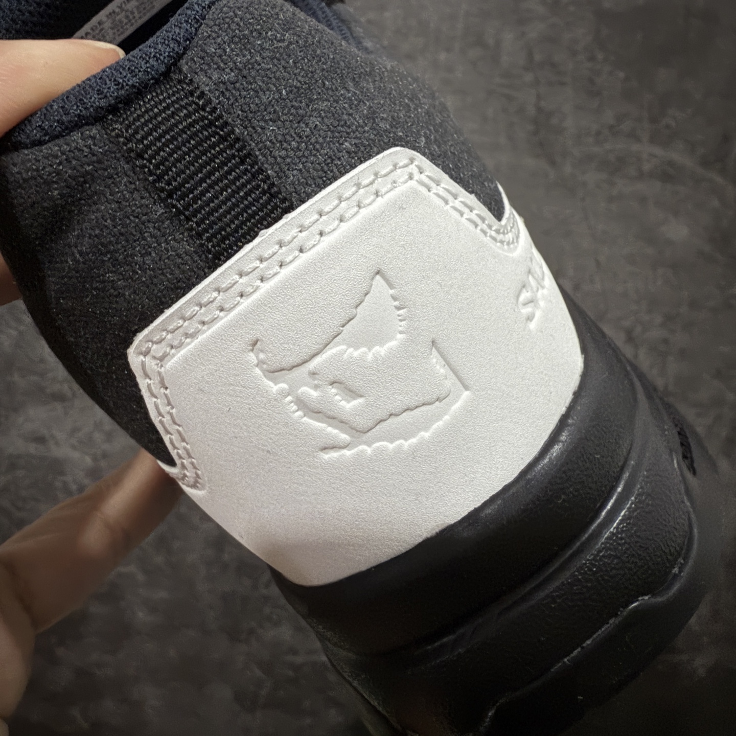 图片[2]-【巅峰版】SALOMON萨洛蒙 X-ALP ESILL GR10K 舒适百搭 防滑 低帮 户外功能鞋 男女同款 黑银色 劳保鞋 474200-20  鞋面采用SENSIFIT贴合技术 全方位贴合包裹脚型 鞋跟部鞋底牵引设计 提供强大的抓地性能 更适应野外崎岖不平的道路 其3D ADVANCED CHASSIS底盘 材料轻量大化 钉齿设计更具稳定性、防护性 鞋底易磨损区运用CONTAGRIP高耐磨材料 应对城市硬质路面长距离跑考验  尺码：36 36.5 37 38 38.5 39 40 40.5 41 42 42.5 43 44 44.5 45-选品中心