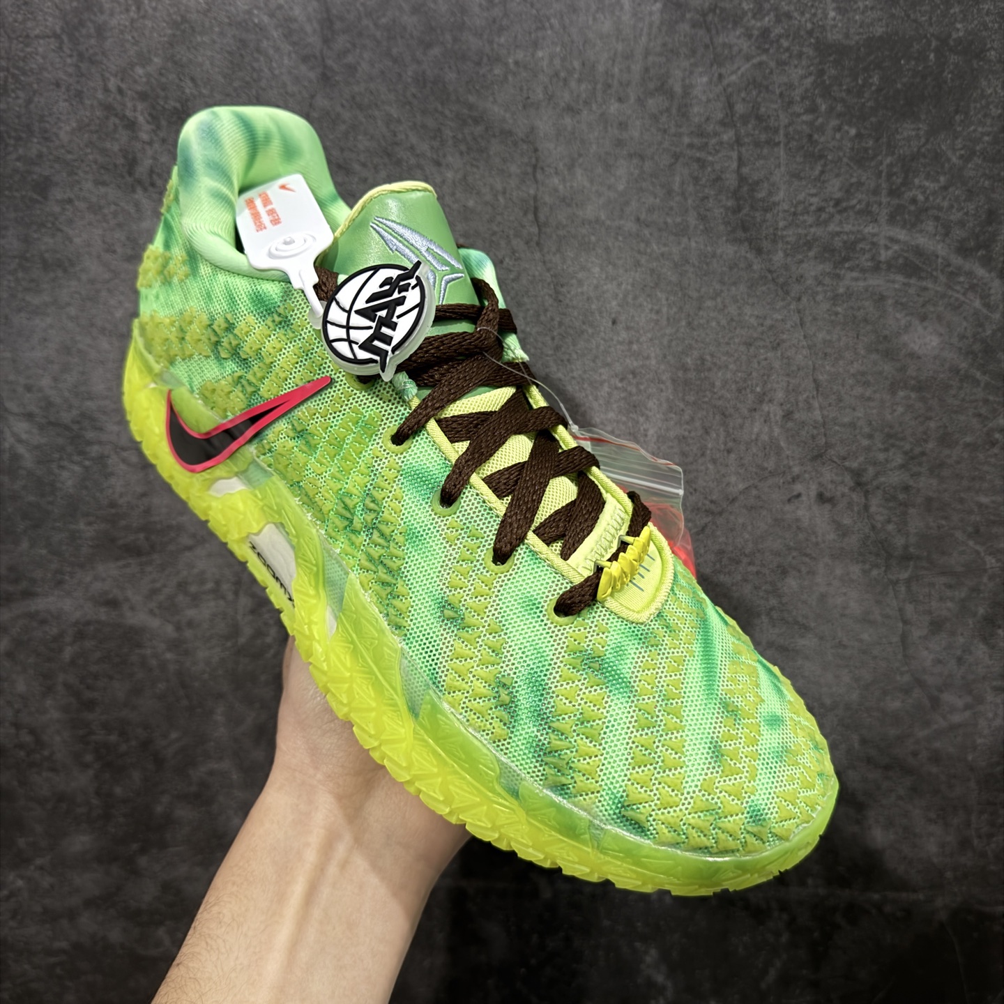 图片[3]-【灭世纯原】NK Ja 3 莫兰特3代 \”spooky Season\” 万圣节荧光绿 灭世纯原 颠覆革新 全码出货‼ #增配前掌ZoomTurbo➕抗扭片➕后掌马蹄Zoom气垫（正品仅配置前掌长方形zoom气垫） #采用科比4代鞋楦以及龙骨数据打造！小科4实至名归！（完美解决正品压脚趾问题） #鞋身➕鞋头增配高频补强层，提升鞋头以及脚踝支撑性 #鞋垫采用科比4代元年高弹缓震垫材质-磨合一场直接贴合脚型☑ #外底加厚2mm，升级止滑配方，磨合一次，抓地原地起飞 缓震配置独家革新，澎湃脚感，实战属性直接拉满！ 货号：HV9923-700 尺码：39 40 40.5 41 42 42.5 43 44 44.5 45 46-选品中心