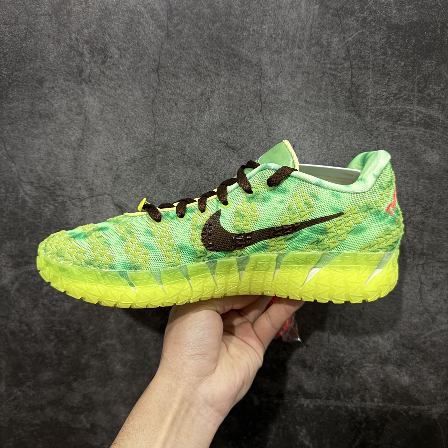图片[2]-【灭世纯原】NK Ja 3 莫兰特3代 \”spooky Season\” 万圣节荧光绿 灭世纯原 颠覆革新 全码出货‼ #增配前掌ZoomTurbo➕抗扭片➕后掌马蹄Zoom气垫（正品仅配置前掌长方形zoom气垫） #采用科比4代鞋楦以及龙骨数据打造！小科4实至名归！（完美解决正品压脚趾问题） #鞋身➕鞋头增配高频补强层，提升鞋头以及脚踝支撑性 #鞋垫采用科比4代元年高弹缓震垫材质-磨合一场直接贴合脚型☑ #外底加厚2mm，升级止滑配方，磨合一次，抓地原地起飞 缓震配置独家革新，澎湃脚感，实战属性直接拉满！ 货号：HV9923-700 尺码：39 40 40.5 41 42 42.5 43 44 44.5 45 46-选品中心