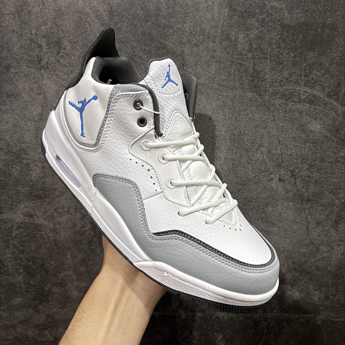 图片[3]-【黑金纯原版】Air Jordan Courtside 23 AJ23 乔23 简版中帮复古休闲运动文化篮球鞋 IF0848-141 原装级别重装出货 正确鞋舌立体高频 原厂数据独家私磨 原厂纸板开发操作 原盒原包装 每双鞋都来自于原鞋开发对色卡，妥妥的放心 采用头层皮皮革以及轻便牛巴皮革 市场最好版本 尺码：36 36.5 37.5 38 38.5 39 40 40.5 41 42 42.5 43 44 44.5 45 46-选品中心