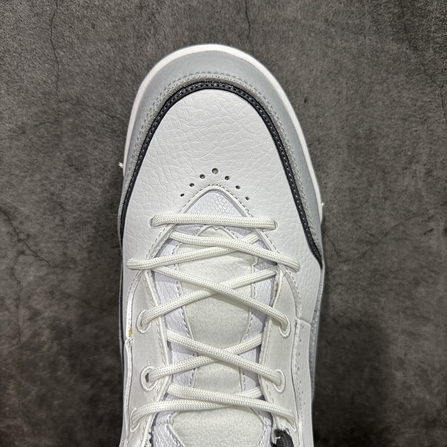 图片[5]-【黑金纯原版】Air Jordan Courtside 23 AJ23 乔23 简版中帮复古休闲运动文化篮球鞋 IF0848-141 原装级别重装出货 正确鞋舌立体高频 原厂数据独家私磨 原厂纸板开发操作 原盒原包装 每双鞋都来自于原鞋开发对色卡，妥妥的放心 采用头层皮皮革以及轻便牛巴皮革 市场最好版本 尺码：36 36.5 37.5 38 38.5 39 40 40.5 41 42 42.5 43 44 44.5 45 46-选品中心