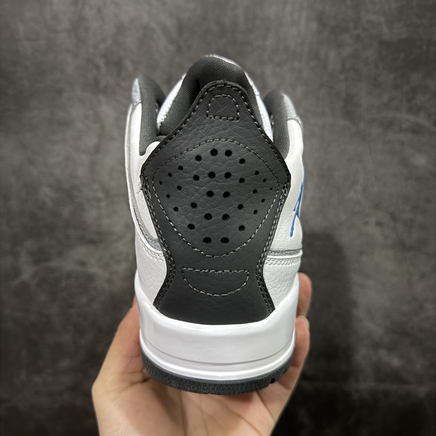 图片[4]-【黑金纯原版】Air Jordan Courtside 23 AJ23 乔23 简版中帮复古休闲运动文化篮球鞋 IF0848-141 原装级别重装出货 正确鞋舌立体高频 原厂数据独家私磨 原厂纸板开发操作 原盒原包装 每双鞋都来自于原鞋开发对色卡，妥妥的放心 采用头层皮皮革以及轻便牛巴皮革 市场最好版本 尺码：36 36.5 37.5 38 38.5 39 40 40.5 41 42 42.5 43 44 44.5 45 46-选品中心