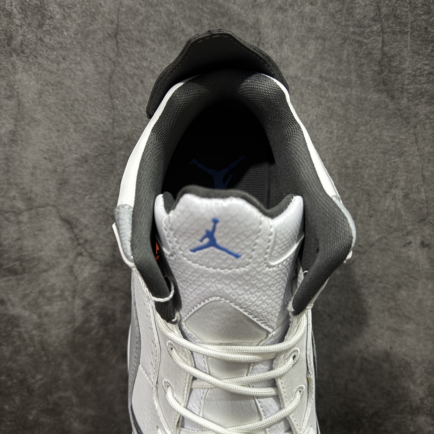 图片[8]-【黑金纯原版】Air Jordan Courtside 23 AJ23 乔23 简版中帮复古休闲运动文化篮球鞋 IF0848-141 原装级别重装出货 正确鞋舌立体高频 原厂数据独家私磨 原厂纸板开发操作 原盒原包装 每双鞋都来自于原鞋开发对色卡，妥妥的放心 采用头层皮皮革以及轻便牛巴皮革 市场最好版本 尺码：36 36.5 37.5 38 38.5 39 40 40.5 41 42 42.5 43 44 44.5 45 46-选品中心