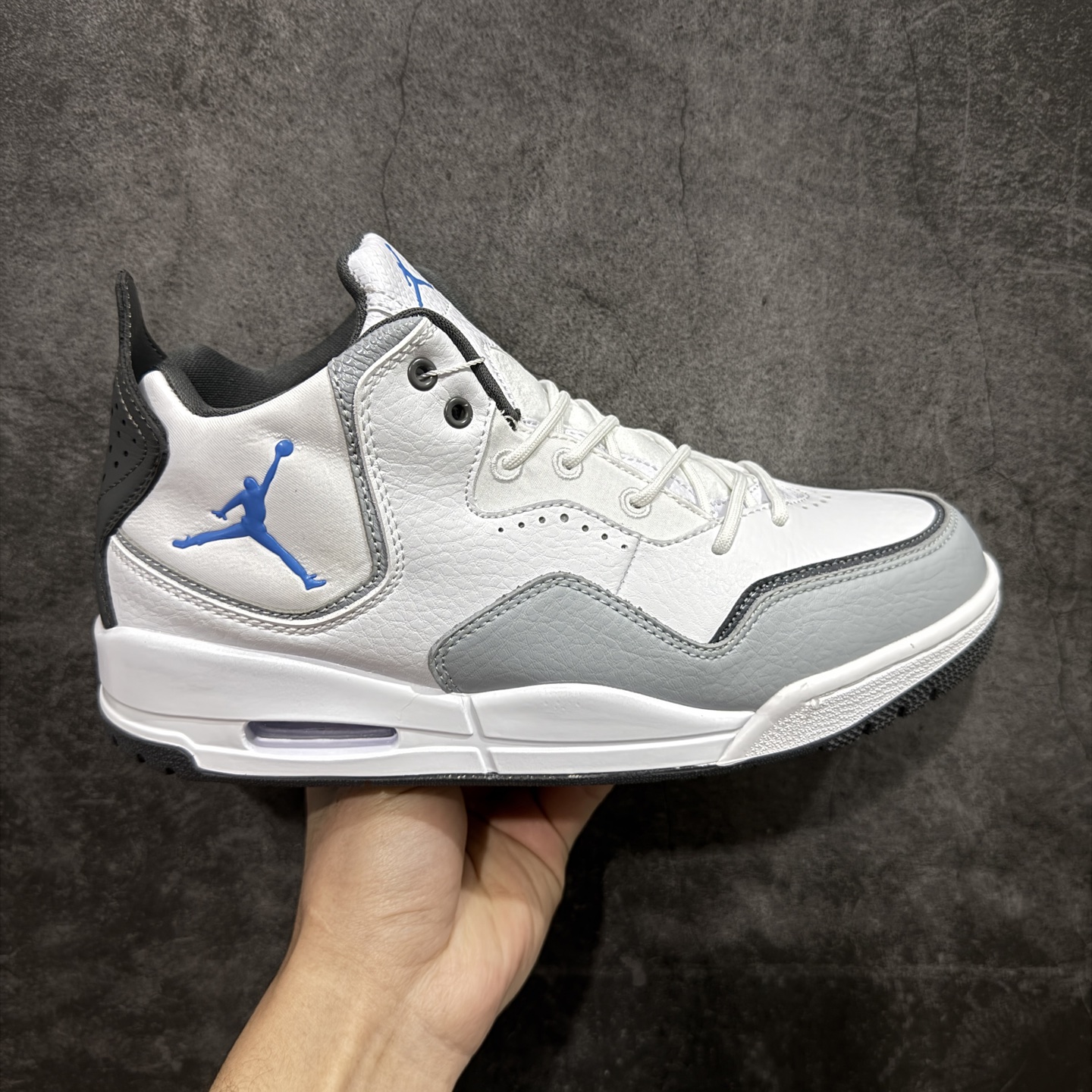 【黑金纯原版】Air Jordan Courtside 23 AJ23 乔23 简版中帮复古休闲运动文化篮球鞋 IF0848-141 原装级别重装出货 正确鞋舌立体高频 原厂数据独家私磨 原厂纸板开发操作 原盒原包装 每双鞋都来自于原鞋开发对色卡，妥妥的放心 采用头层皮皮革以及轻便牛巴皮革 市场最好版本 尺码：36 36.5 37.5 38 38.5 39 40 40.5 41 42 42.5 43 44 44.5 45 46-选品中心