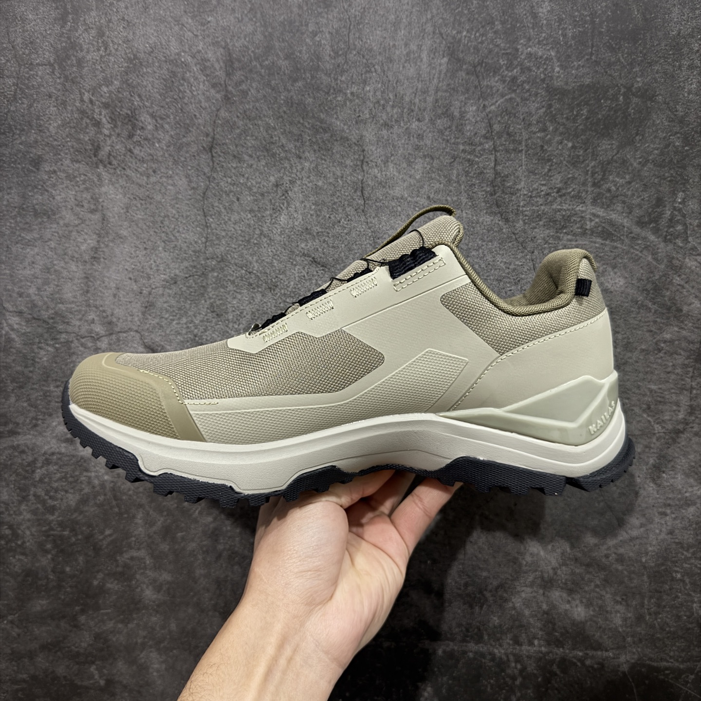 图片[2]-【纯原M版】凯乐石KAILAS 界山GTX BOA 户外运动 防滑耐磨防水 低帮 登山徒步鞋 男女款 正确大底区别市场公版错误字体底 正确细节 gtx防水鞋面 价格合理不杀猪！ KAILAS凯乐石品牌是全球三大全系攀登品牌之一，于2003年创立于中国广州，致力于为有攀登梦想的户外运动员及爱好者，研发制造功能性专业装备，满足他们在极限环境下安全舒适的需求，凯乐石专注于科技面料的开发及专业功能设计，产品线覆盖登山、攀岩、徒步、越野跑山、露营、旅行等多项户外运动，通过运动员的测试反馈，不断进化迭代，产品荣获国内外大奖71座，发明专利21个，更突破性的自主研发攀登器械，打造出中国的攀登硬实力 尺码：36-45含半码-选品中心