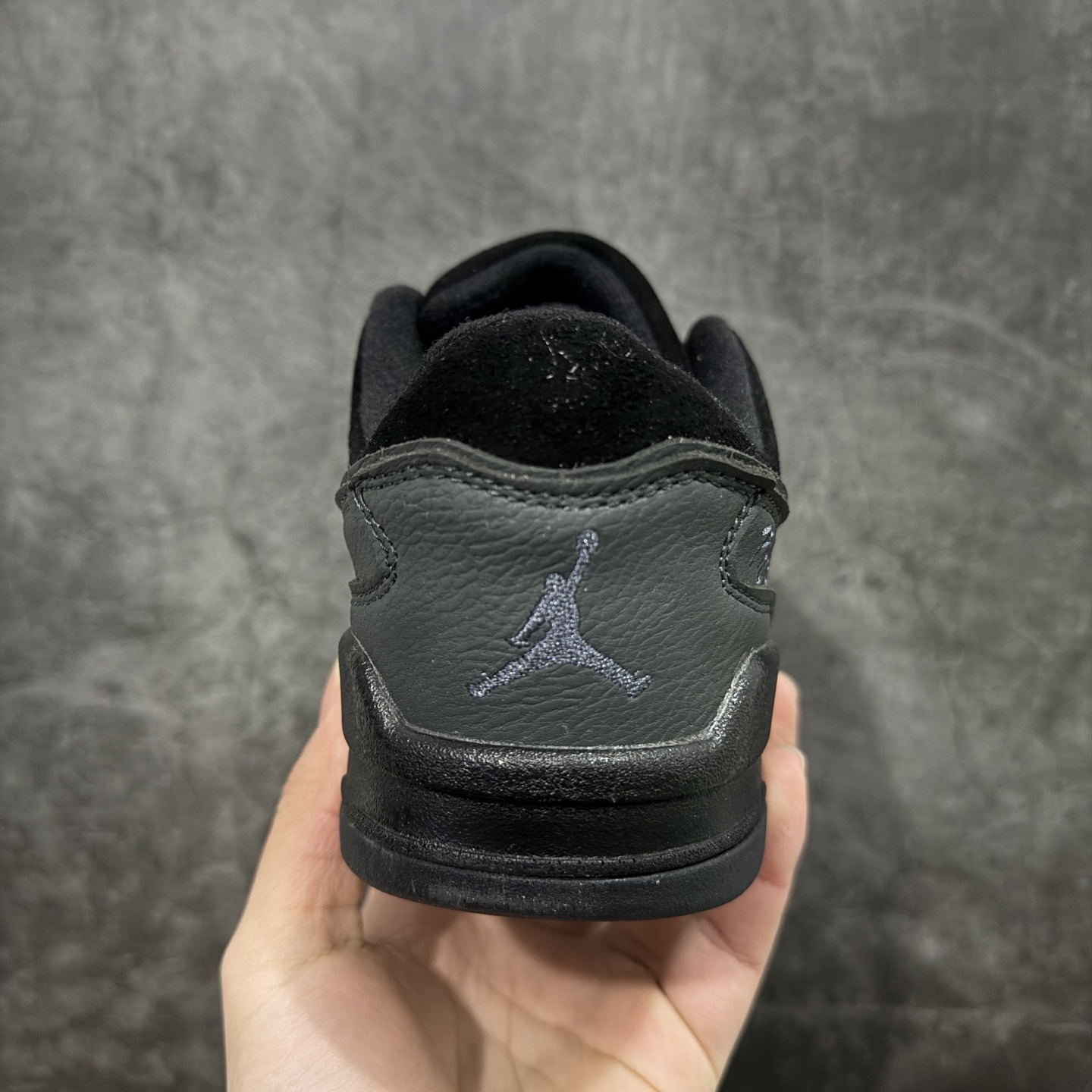 图片[4]-【纯原版】Air Jordan Retro Flight Court SP低帮 AJ低邦 乔丹篮球鞋系列 目前市场最正确版本 头层翻毛＋头层皮 区别市场通货 正确针织鞋码效果 版型完美 正确私模大底 鞋款整体以翻毛皮打造，搭配侧身头层皮面框架，鞋舌及后跟Jumpman Logo分别采用刺绣点缀，后跟侧身Flighth字样也辅以刺绣呈现，秉承轻量化的速度型篮球鞋设计思想完成设计，降低重量的同时提升舒适度，中底延续前作使用了分离式后掌可视化Air Soleb气垫。鞋带孔和后跟鞋提以籃网为造型灵感，将篮球运动巧妙融入到鞋款的设计之中，使鞋身整体富有流动性、节奏感和优雅气质。 货号：HF3255-010 尺码：36 36.5 37.5 38 38.5 39 40 40.5 41 42 42.5 43 44 44.5 45-选品中心