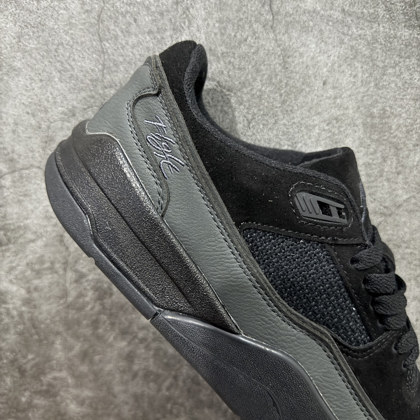 图片[7]-【纯原版】Air Jordan Retro Flight Court SP低帮 AJ低邦 乔丹篮球鞋系列 目前市场最正确版本 头层翻毛＋头层皮 区别市场通货 正确针织鞋码效果 版型完美 正确私模大底 鞋款整体以翻毛皮打造，搭配侧身头层皮面框架，鞋舌及后跟Jumpman Logo分别采用刺绣点缀，后跟侧身Flighth字样也辅以刺绣呈现，秉承轻量化的速度型篮球鞋设计思想完成设计，降低重量的同时提升舒适度，中底延续前作使用了分离式后掌可视化Air Soleb气垫。鞋带孔和后跟鞋提以籃网为造型灵感，将篮球运动巧妙融入到鞋款的设计之中，使鞋身整体富有流动性、节奏感和优雅气质。 货号：HF3255-010 尺码：36 36.5 37.5 38 38.5 39 40 40.5 41 42 42.5 43 44 44.5 45-选品中心