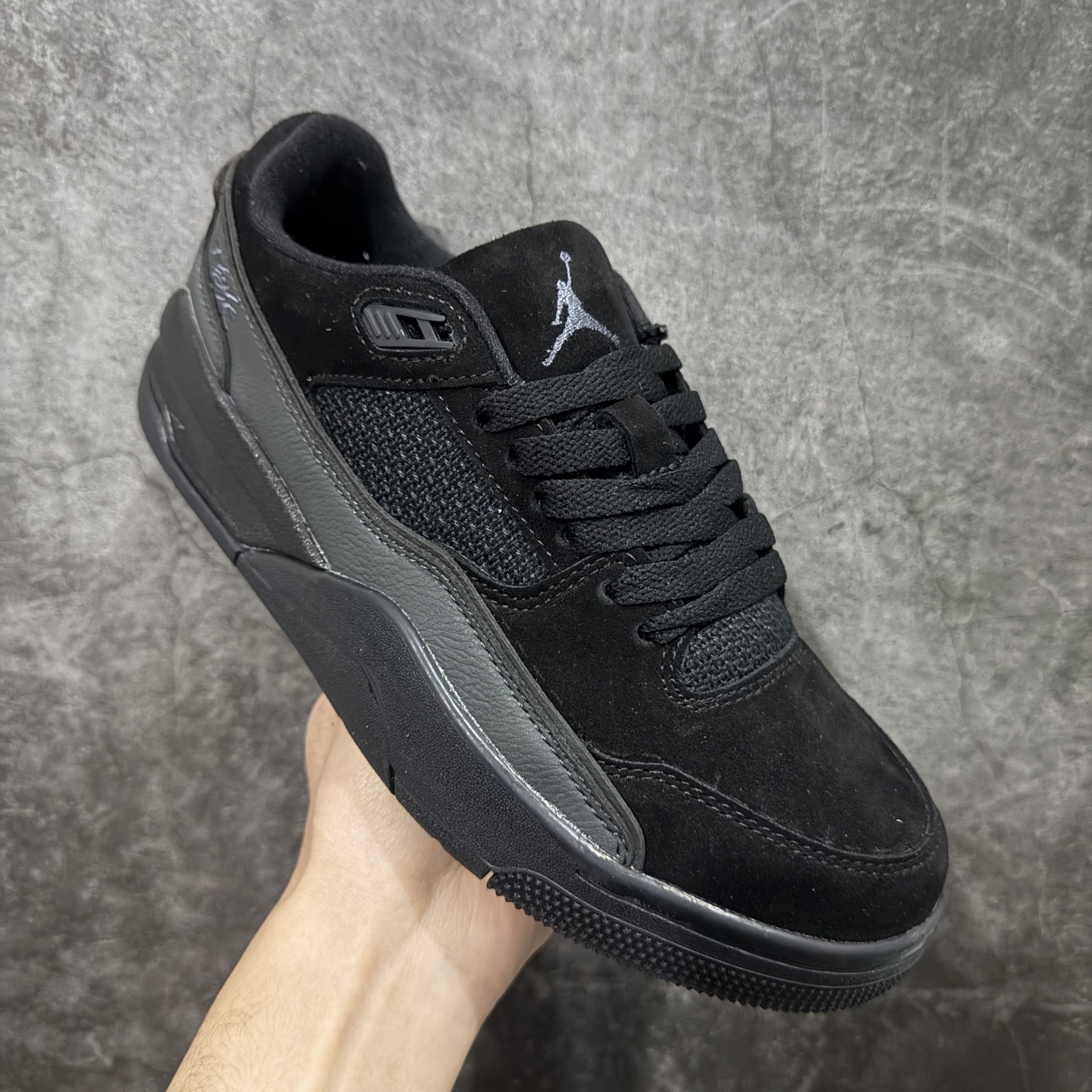 图片[3]-【纯原版】Air Jordan Retro Flight Court SP低帮 AJ低邦 乔丹篮球鞋系列 目前市场最正确版本 头层翻毛＋头层皮 区别市场通货 正确针织鞋码效果 版型完美 正确私模大底 鞋款整体以翻毛皮打造，搭配侧身头层皮面框架，鞋舌及后跟Jumpman Logo分别采用刺绣点缀，后跟侧身Flighth字样也辅以刺绣呈现，秉承轻量化的速度型篮球鞋设计思想完成设计，降低重量的同时提升舒适度，中底延续前作使用了分离式后掌可视化Air Soleb气垫。鞋带孔和后跟鞋提以籃网为造型灵感，将篮球运动巧妙融入到鞋款的设计之中，使鞋身整体富有流动性、节奏感和优雅气质。 货号：HF3255-010 尺码：36 36.5 37.5 38 38.5 39 40 40.5 41 42 42.5 43 44 44.5 45-选品中心