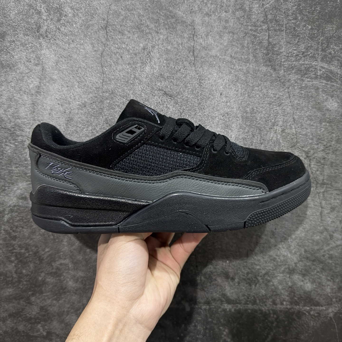 【纯原版】Air Jordan Retro Flight Court SP低帮 AJ低邦 乔丹篮球鞋系列 目前市场最正确版本 头层翻毛＋头层皮 区别市场通货 正确针织鞋码效果 版型完美 正确私模大底 鞋款整体以翻毛皮打造，搭配侧身头层皮面框架，鞋舌及后跟Jumpman Logo分别采用刺绣点缀，后跟侧身Flighth字样也辅以刺绣呈现，秉承轻量化的速度型篮球鞋设计思想完成设计，降低重量的同时提升舒适度，中底延续前作使用了分离式后掌可视化Air Soleb气垫。鞋带孔和后跟鞋提以籃网为造型灵感，将篮球运动巧妙融入到鞋款的设计之中，使鞋身整体富有流动性、节奏感和优雅气质。 货号：HF3255-010 尺码：36 36.5 37.5 38 38.5 39 40 40.5 41 42 42.5 43 44 44.5 45-选品中心