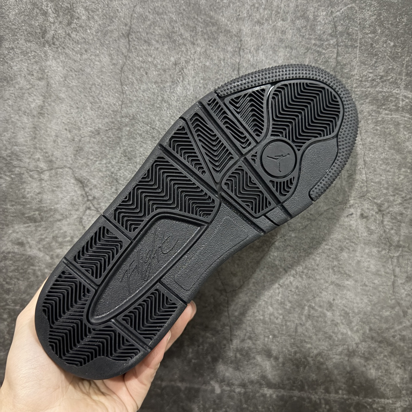 图片[9]-【纯原版】Air Jordan Retro Flight Court SP低帮 AJ低邦 乔丹篮球鞋系列 目前市场最正确版本 头层翻毛＋头层皮 区别市场通货 正确针织鞋码效果 版型完美 正确私模大底 鞋款整体以翻毛皮打造，搭配侧身头层皮面框架，鞋舌及后跟Jumpman Logo分别采用刺绣点缀，后跟侧身Flighth字样也辅以刺绣呈现，秉承轻量化的速度型篮球鞋设计思想完成设计，降低重量的同时提升舒适度，中底延续前作使用了分离式后掌可视化Air Soleb气垫。鞋带孔和后跟鞋提以籃网为造型灵感，将篮球运动巧妙融入到鞋款的设计之中，使鞋身整体富有流动性、节奏感和优雅气质。 货号：HF3255-010 尺码：36 36.5 37.5 38 38.5 39 40 40.5 41 42 42.5 43 44 44.5 45-选品中心