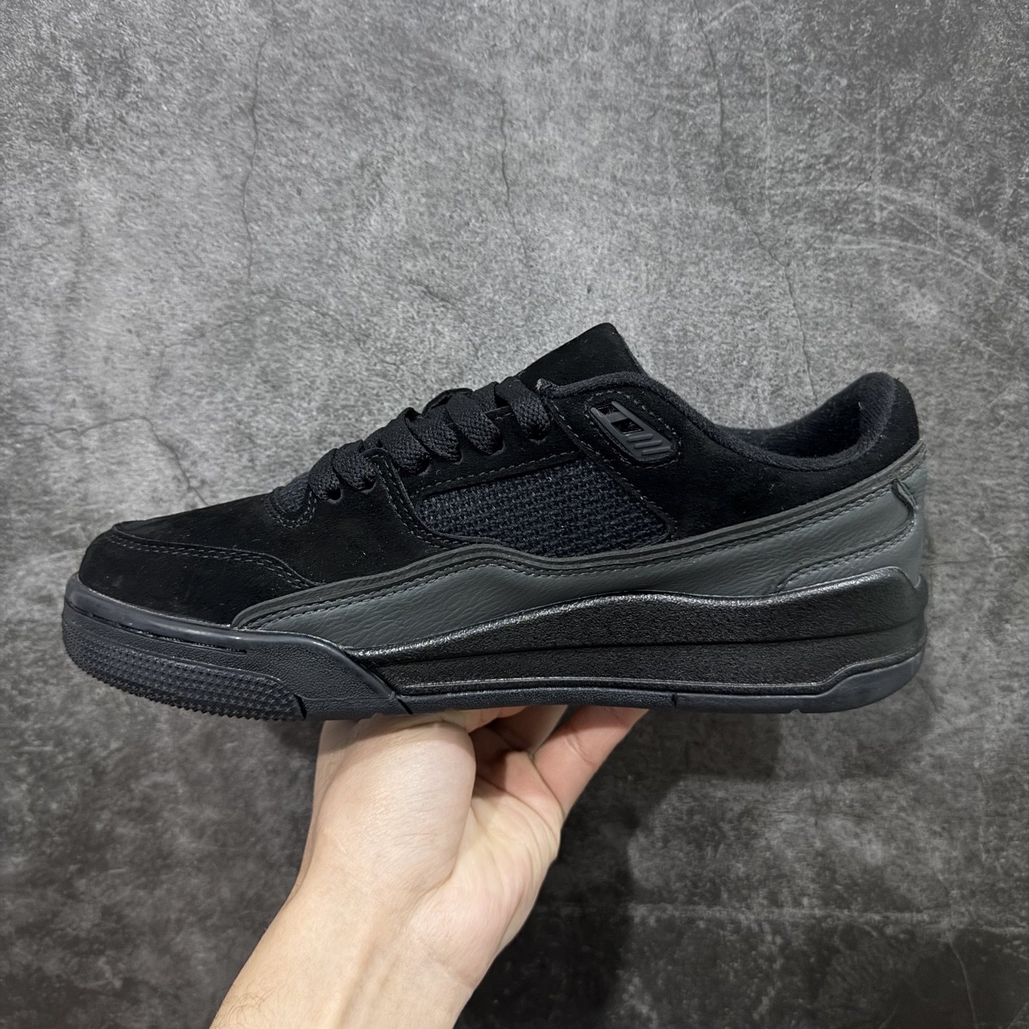 图片[2]-【纯原版】Air Jordan Retro Flight Court SP低帮 AJ低邦 乔丹篮球鞋系列 目前市场最正确版本 头层翻毛＋头层皮 区别市场通货 正确针织鞋码效果 版型完美 正确私模大底 鞋款整体以翻毛皮打造，搭配侧身头层皮面框架，鞋舌及后跟Jumpman Logo分别采用刺绣点缀，后跟侧身Flighth字样也辅以刺绣呈现，秉承轻量化的速度型篮球鞋设计思想完成设计，降低重量的同时提升舒适度，中底延续前作使用了分离式后掌可视化Air Soleb气垫。鞋带孔和后跟鞋提以籃网为造型灵感，将篮球运动巧妙融入到鞋款的设计之中，使鞋身整体富有流动性、节奏感和优雅气质。 货号：HF3255-010 尺码：36 36.5 37.5 38 38.5 39 40 40.5 41 42 42.5 43 44 44.5 45-选品中心