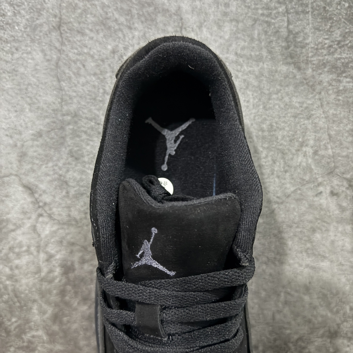 图片[8]-【纯原版】Air Jordan Retro Flight Court SP低帮 AJ低邦 乔丹篮球鞋系列 目前市场最正确版本 头层翻毛＋头层皮 区别市场通货 正确针织鞋码效果 版型完美 正确私模大底 鞋款整体以翻毛皮打造，搭配侧身头层皮面框架，鞋舌及后跟Jumpman Logo分别采用刺绣点缀，后跟侧身Flighth字样也辅以刺绣呈现，秉承轻量化的速度型篮球鞋设计思想完成设计，降低重量的同时提升舒适度，中底延续前作使用了分离式后掌可视化Air Soleb气垫。鞋带孔和后跟鞋提以籃网为造型灵感，将篮球运动巧妙融入到鞋款的设计之中，使鞋身整体富有流动性、节奏感和优雅气质。 货号：HF3255-010 尺码：36 36.5 37.5 38 38.5 39 40 40.5 41 42 42.5 43 44 44.5 45-选品中心