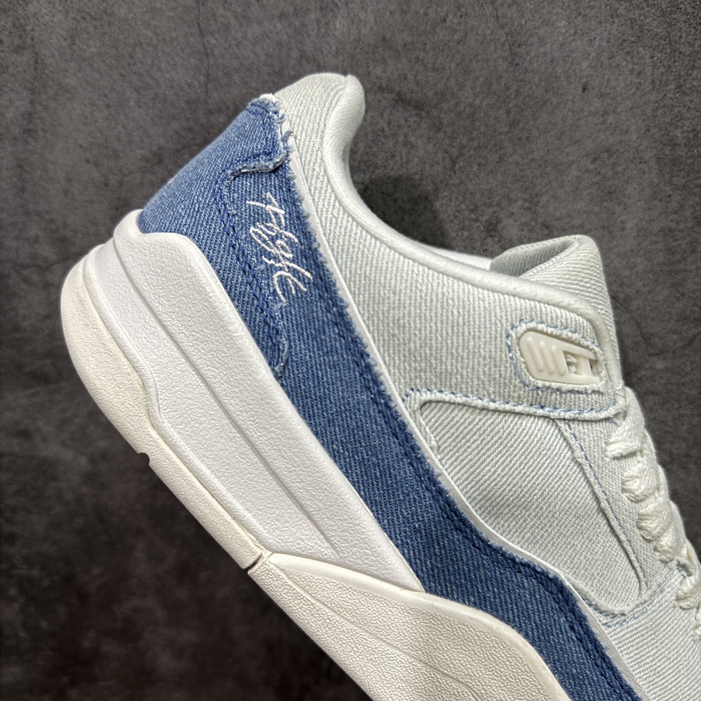 图片[7]-【纯原版】Air Jordan Retro Flight Court SP低帮 AJ低邦 乔丹篮球鞋系列 目前市场最正确版本 头层翻毛＋头层皮 区别市场通货 正确针织鞋码效果 版型完美 正确私模大底 鞋款整体以翻毛皮打造，搭配侧身头层皮面框架，鞋舌及后跟Jumpman Logo分别采用刺绣点缀，后跟侧身Flighth字样也辅以刺绣呈现，秉承轻量化的速度型篮球鞋设计思想完成设计，降低重量的同时提升舒适度，中底延续前作使用了分离式后掌可视化Air Soleb气垫。鞋带孔和后跟鞋提以籃网为造型灵感，将篮球运动巧妙融入到鞋款的设计之中，使鞋身整体富有流动性、节奏感和优雅气质。 货号：IB4414-100 尺码：36 36.5 37.5 38 38.5 39 40 40.5 41 42 42.5 43 44 44.5 45-选品中心