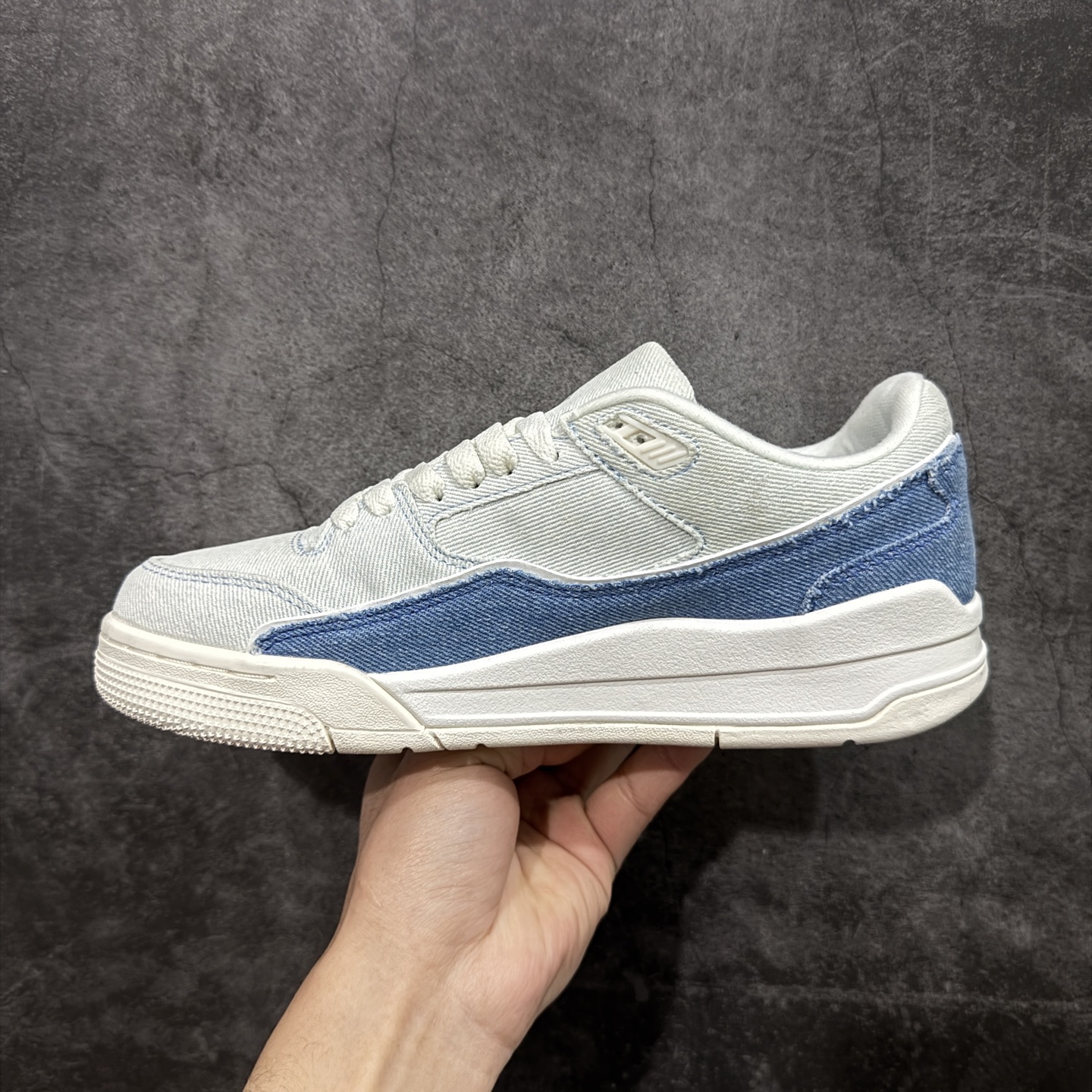 图片[2]-【纯原版】Air Jordan Retro Flight Court SP低帮 AJ低邦 乔丹篮球鞋系列 目前市场最正确版本 头层翻毛＋头层皮 区别市场通货 正确针织鞋码效果 版型完美 正确私模大底 鞋款整体以翻毛皮打造，搭配侧身头层皮面框架，鞋舌及后跟Jumpman Logo分别采用刺绣点缀，后跟侧身Flighth字样也辅以刺绣呈现，秉承轻量化的速度型篮球鞋设计思想完成设计，降低重量的同时提升舒适度，中底延续前作使用了分离式后掌可视化Air Soleb气垫。鞋带孔和后跟鞋提以籃网为造型灵感，将篮球运动巧妙融入到鞋款的设计之中，使鞋身整体富有流动性、节奏感和优雅气质。 货号：IB4414-100 尺码：36 36.5 37.5 38 38.5 39 40 40.5 41 42 42.5 43 44 44.5 45-选品中心