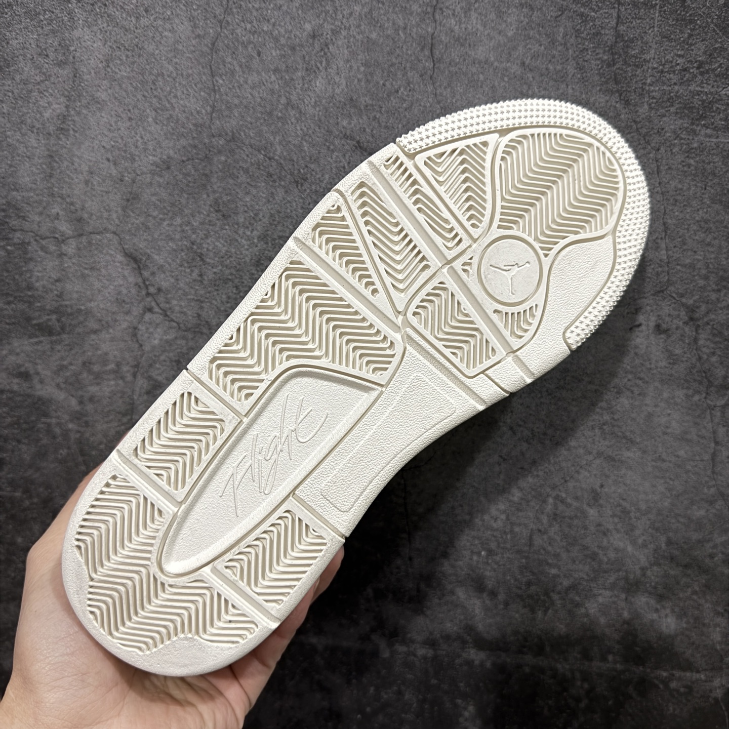 图片[9]-【纯原版】Air Jordan Retro Flight Court SP低帮 AJ低邦 乔丹篮球鞋系列 目前市场最正确版本 头层翻毛＋头层皮 区别市场通货 正确针织鞋码效果 版型完美 正确私模大底 鞋款整体以翻毛皮打造，搭配侧身头层皮面框架，鞋舌及后跟Jumpman Logo分别采用刺绣点缀，后跟侧身Flighth字样也辅以刺绣呈现，秉承轻量化的速度型篮球鞋设计思想完成设计，降低重量的同时提升舒适度，中底延续前作使用了分离式后掌可视化Air Soleb气垫。鞋带孔和后跟鞋提以籃网为造型灵感，将篮球运动巧妙融入到鞋款的设计之中，使鞋身整体富有流动性、节奏感和优雅气质。 货号：IB4414-100 尺码：36 36.5 37.5 38 38.5 39 40 40.5 41 42 42.5 43 44 44.5 45-选品中心