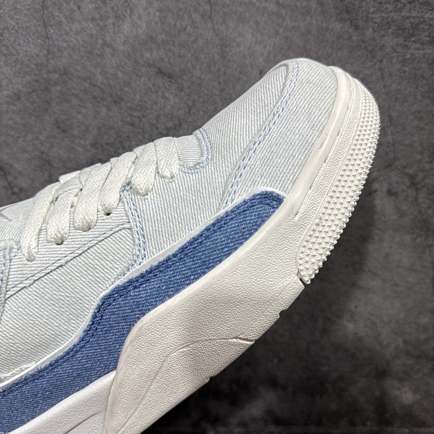 图片[6]-【纯原版】Air Jordan Retro Flight Court SP低帮 AJ低邦 乔丹篮球鞋系列 目前市场最正确版本 头层翻毛＋头层皮 区别市场通货 正确针织鞋码效果 版型完美 正确私模大底 鞋款整体以翻毛皮打造，搭配侧身头层皮面框架，鞋舌及后跟Jumpman Logo分别采用刺绣点缀，后跟侧身Flighth字样也辅以刺绣呈现，秉承轻量化的速度型篮球鞋设计思想完成设计，降低重量的同时提升舒适度，中底延续前作使用了分离式后掌可视化Air Soleb气垫。鞋带孔和后跟鞋提以籃网为造型灵感，将篮球运动巧妙融入到鞋款的设计之中，使鞋身整体富有流动性、节奏感和优雅气质。 货号：IB4414-100 尺码：36 36.5 37.5 38 38.5 39 40 40.5 41 42 42.5 43 44 44.5 45-选品中心