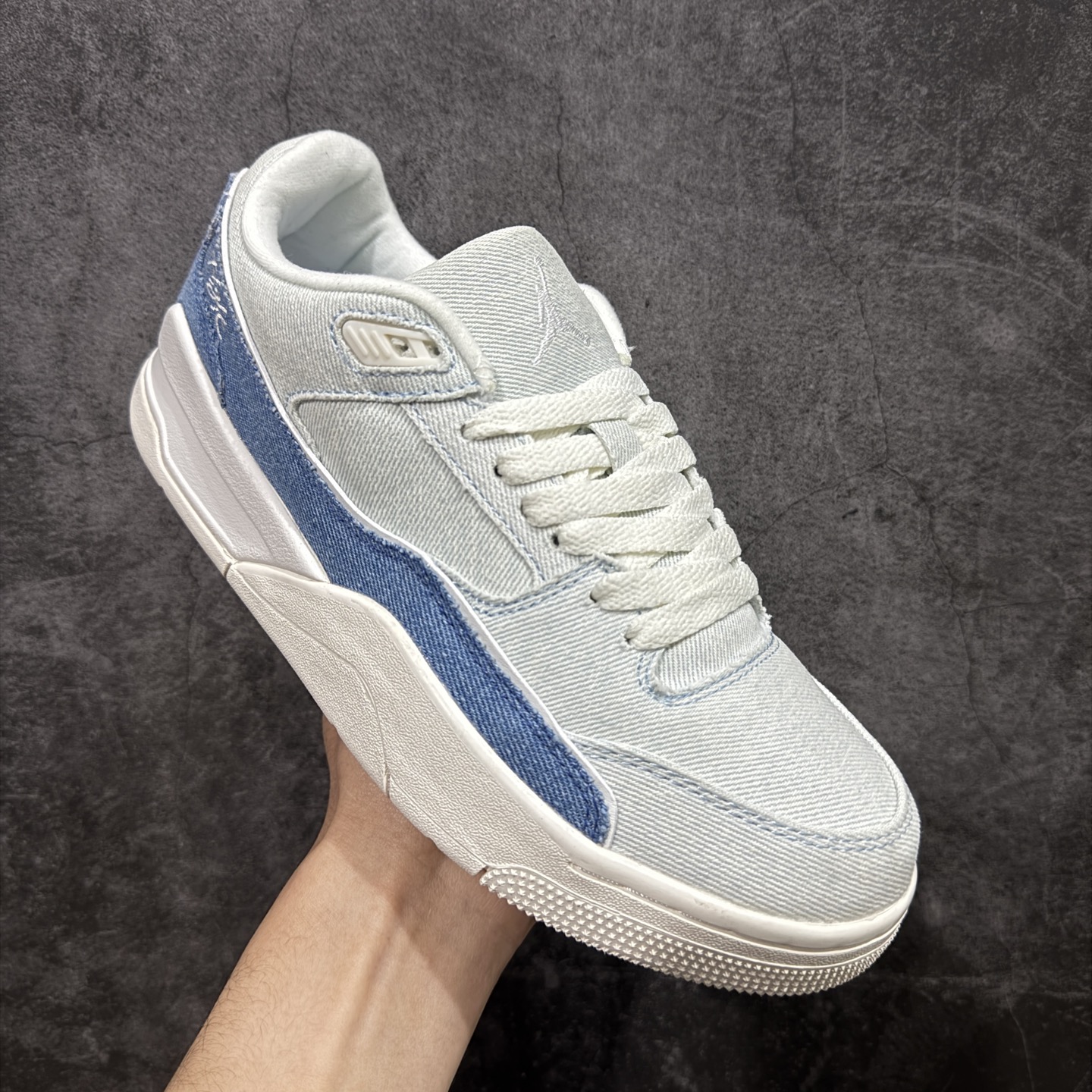 图片[3]-【纯原版】Air Jordan Retro Flight Court SP低帮 AJ低邦 乔丹篮球鞋系列 目前市场最正确版本 头层翻毛＋头层皮 区别市场通货 正确针织鞋码效果 版型完美 正确私模大底 鞋款整体以翻毛皮打造，搭配侧身头层皮面框架，鞋舌及后跟Jumpman Logo分别采用刺绣点缀，后跟侧身Flighth字样也辅以刺绣呈现，秉承轻量化的速度型篮球鞋设计思想完成设计，降低重量的同时提升舒适度，中底延续前作使用了分离式后掌可视化Air Soleb气垫。鞋带孔和后跟鞋提以籃网为造型灵感，将篮球运动巧妙融入到鞋款的设计之中，使鞋身整体富有流动性、节奏感和优雅气质。 货号：IB4414-100 尺码：36 36.5 37.5 38 38.5 39 40 40.5 41 42 42.5 43 44 44.5 45-选品中心