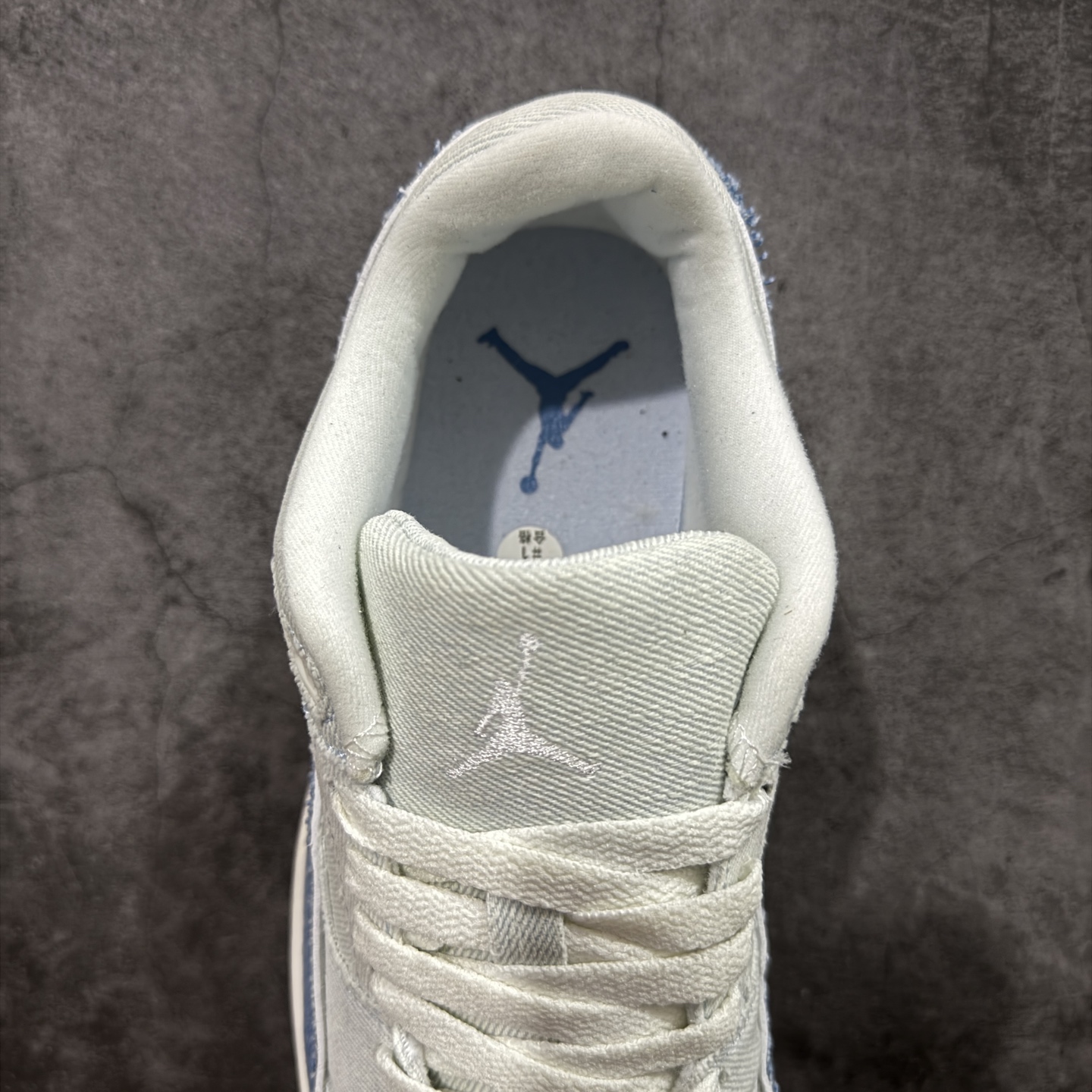 图片[8]-【纯原版】Air Jordan Retro Flight Court SP低帮 AJ低邦 乔丹篮球鞋系列 目前市场最正确版本 头层翻毛＋头层皮 区别市场通货 正确针织鞋码效果 版型完美 正确私模大底 鞋款整体以翻毛皮打造，搭配侧身头层皮面框架，鞋舌及后跟Jumpman Logo分别采用刺绣点缀，后跟侧身Flighth字样也辅以刺绣呈现，秉承轻量化的速度型篮球鞋设计思想完成设计，降低重量的同时提升舒适度，中底延续前作使用了分离式后掌可视化Air Soleb气垫。鞋带孔和后跟鞋提以籃网为造型灵感，将篮球运动巧妙融入到鞋款的设计之中，使鞋身整体富有流动性、节奏感和优雅气质。 货号：IB4414-100 尺码：36 36.5 37.5 38 38.5 39 40 40.5 41 42 42.5 43 44 44.5 45-选品中心