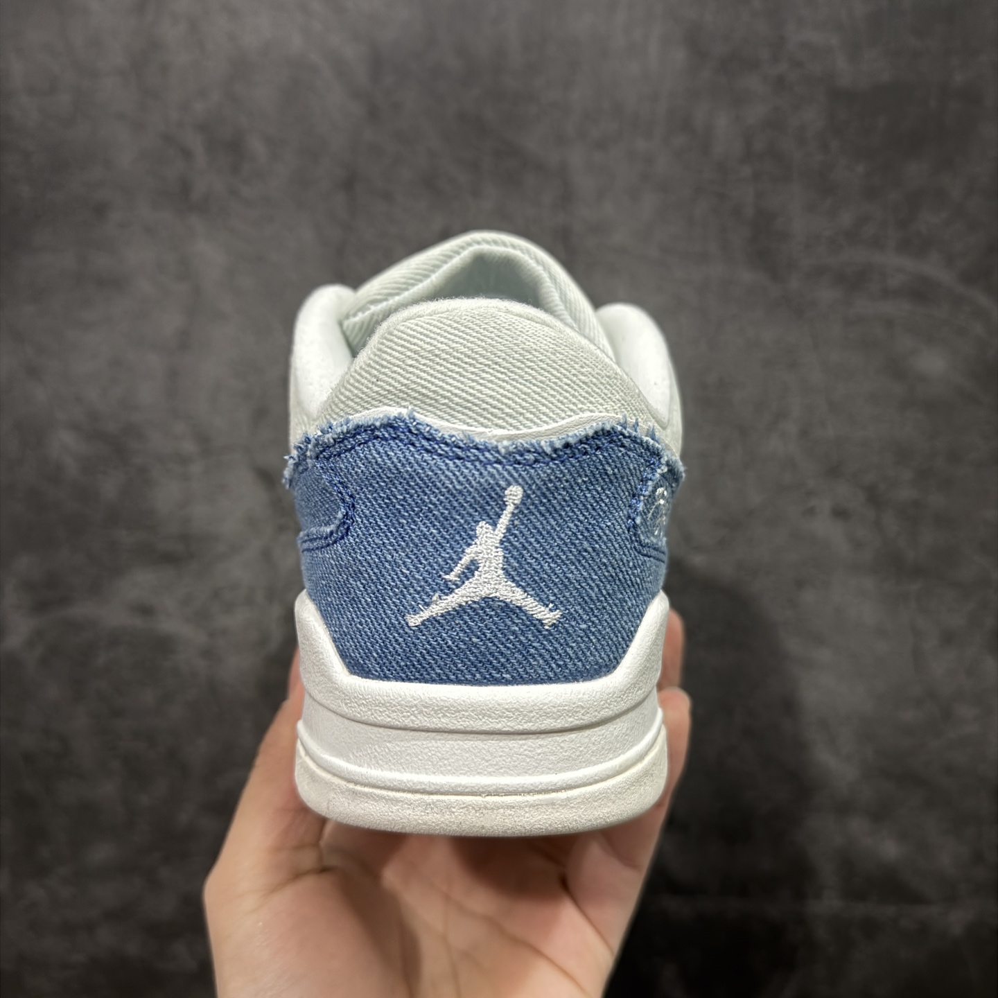 图片[4]-【纯原版】Air Jordan Retro Flight Court SP低帮 AJ低邦 乔丹篮球鞋系列 目前市场最正确版本 头层翻毛＋头层皮 区别市场通货 正确针织鞋码效果 版型完美 正确私模大底 鞋款整体以翻毛皮打造，搭配侧身头层皮面框架，鞋舌及后跟Jumpman Logo分别采用刺绣点缀，后跟侧身Flighth字样也辅以刺绣呈现，秉承轻量化的速度型篮球鞋设计思想完成设计，降低重量的同时提升舒适度，中底延续前作使用了分离式后掌可视化Air Soleb气垫。鞋带孔和后跟鞋提以籃网为造型灵感，将篮球运动巧妙融入到鞋款的设计之中，使鞋身整体富有流动性、节奏感和优雅气质。 货号：IB4414-100 尺码：36 36.5 37.5 38 38.5 39 40 40.5 41 42 42.5 43 44 44.5 45-选品中心