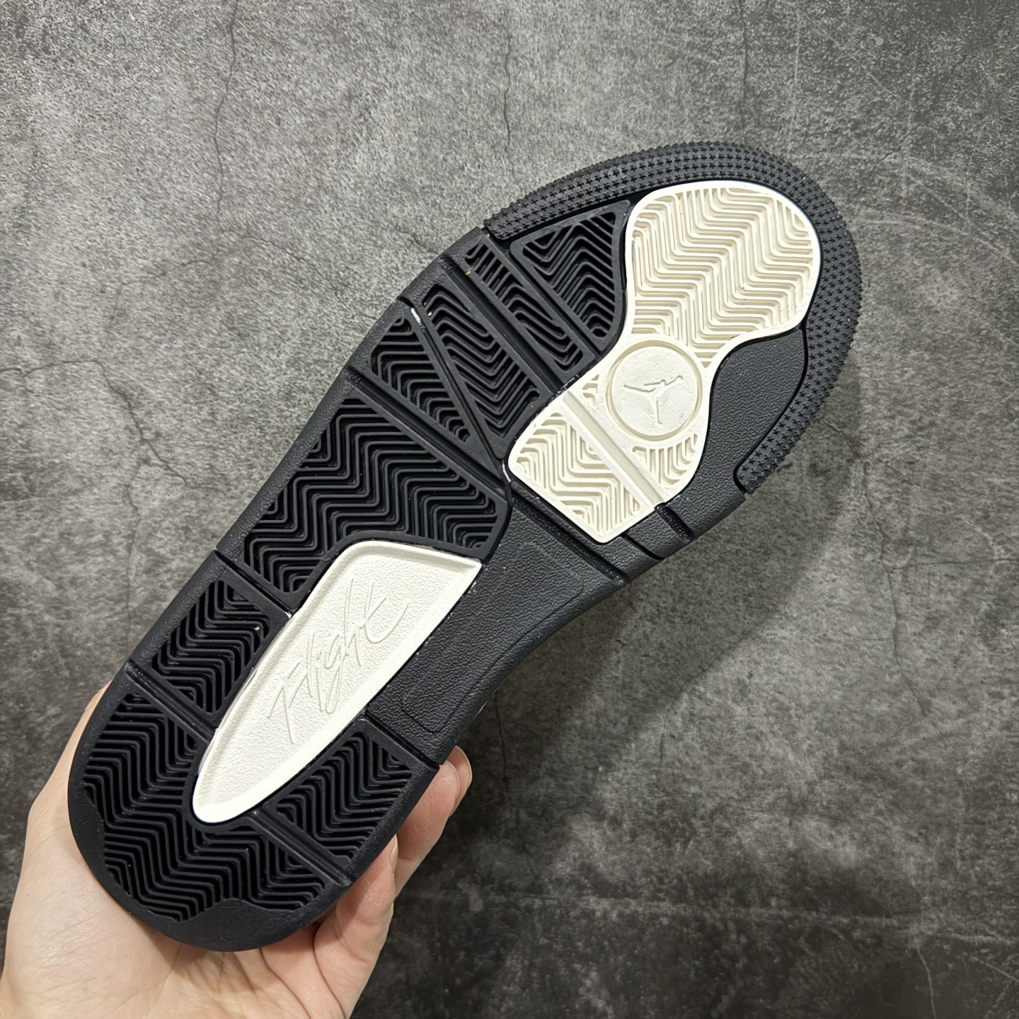 图片[9]-【纯原版】Air Jordan Retro Flight Court SP低帮 AJ低邦 乔丹篮球鞋系列 目前市场最正确版本 头层翻毛＋头层皮 区别市场通货 正确针织鞋码效果 版型完美 正确私模大底 鞋款整体以翻毛皮打造，搭配侧身头层皮面框架，鞋舌及后跟Jumpman Logo分别采用刺绣点缀，后跟侧身Flighth字样也辅以刺绣呈现，秉承轻量化的速度型篮球鞋设计思想完成设计，降低重量的同时提升舒适度，中底延续前作使用了分离式后掌可视化Air Soleb气垫。鞋带孔和后跟鞋提以籃网为造型灵感，将篮球运动巧妙融入到鞋款的设计之中，使鞋身整体富有流动性、节奏感和优雅气质。 货号：IH4105-113 尺码：36 36.5 37.5 38 38.5 39 40 40.5 41 42 42.5 43 44 44.5 45-选品中心