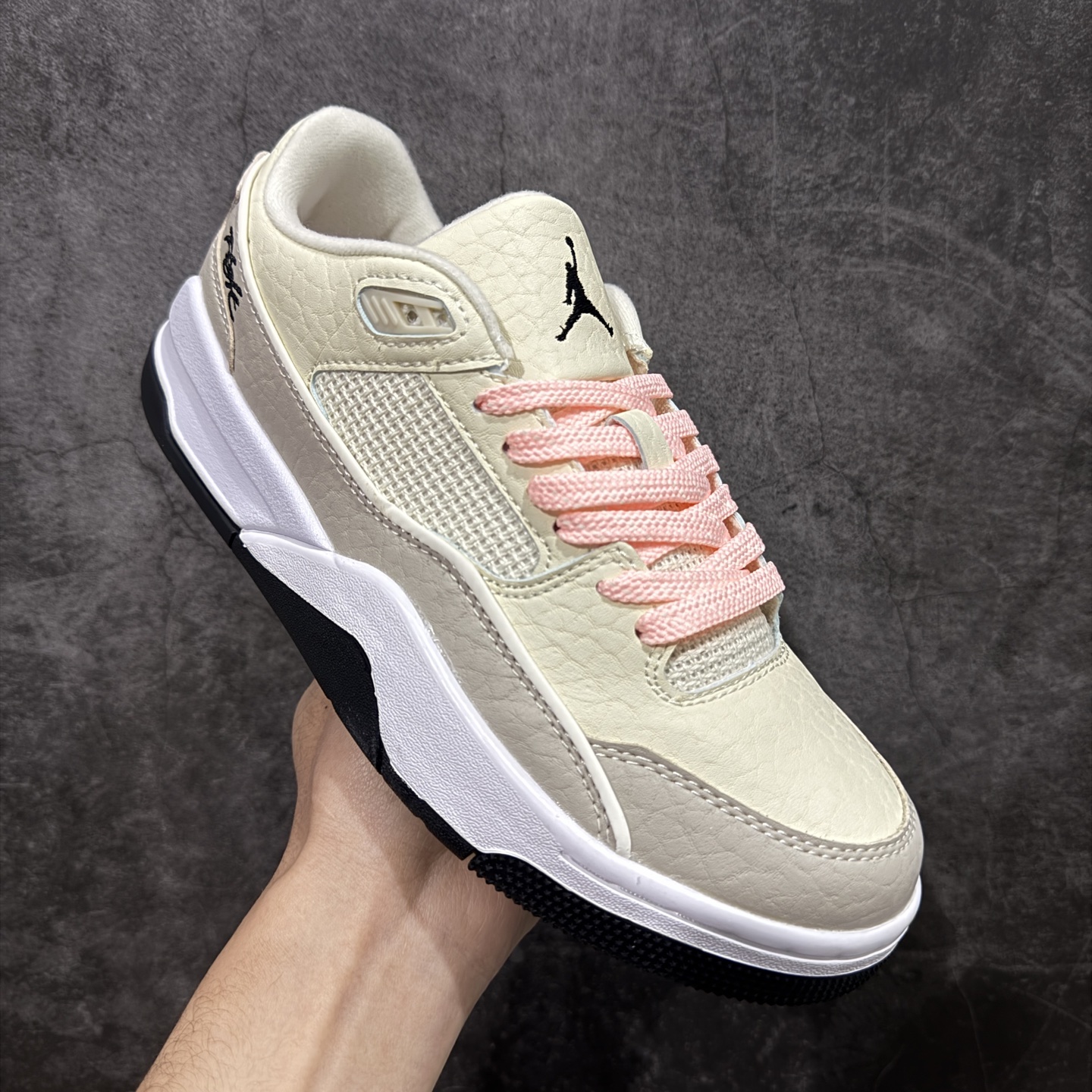 图片[3]-【纯原版】Air Jordan Retro Flight Court SP低帮 AJ低邦 乔丹篮球鞋系列 目前市场最正确版本 头层翻毛＋头层皮 区别市场通货 正确针织鞋码效果 版型完美 正确私模大底 鞋款整体以翻毛皮打造，搭配侧身头层皮面框架，鞋舌及后跟Jumpman Logo分别采用刺绣点缀，后跟侧身Flighth字样也辅以刺绣呈现，秉承轻量化的速度型篮球鞋设计思想完成设计，降低重量的同时提升舒适度，中底延续前作使用了分离式后掌可视化Air Soleb气垫。鞋带孔和后跟鞋提以籃网为造型灵感，将篮球运动巧妙融入到鞋款的设计之中，使鞋身整体富有流动性、节奏感和优雅气质。 货号：IH4105-113 尺码：36 36.5 37.5 38 38.5 39 40 40.5 41 42 42.5 43 44 44.5 45-选品中心