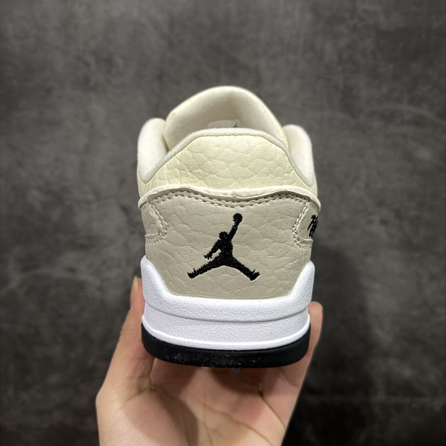 图片[4]-【纯原版】Air Jordan Retro Flight Court SP低帮 AJ低邦 乔丹篮球鞋系列 目前市场最正确版本 头层翻毛＋头层皮 区别市场通货 正确针织鞋码效果 版型完美 正确私模大底 鞋款整体以翻毛皮打造，搭配侧身头层皮面框架，鞋舌及后跟Jumpman Logo分别采用刺绣点缀，后跟侧身Flighth字样也辅以刺绣呈现，秉承轻量化的速度型篮球鞋设计思想完成设计，降低重量的同时提升舒适度，中底延续前作使用了分离式后掌可视化Air Soleb气垫。鞋带孔和后跟鞋提以籃网为造型灵感，将篮球运动巧妙融入到鞋款的设计之中，使鞋身整体富有流动性、节奏感和优雅气质。 货号：IH4105-113 尺码：36 36.5 37.5 38 38.5 39 40 40.5 41 42 42.5 43 44 44.5 45-选品中心