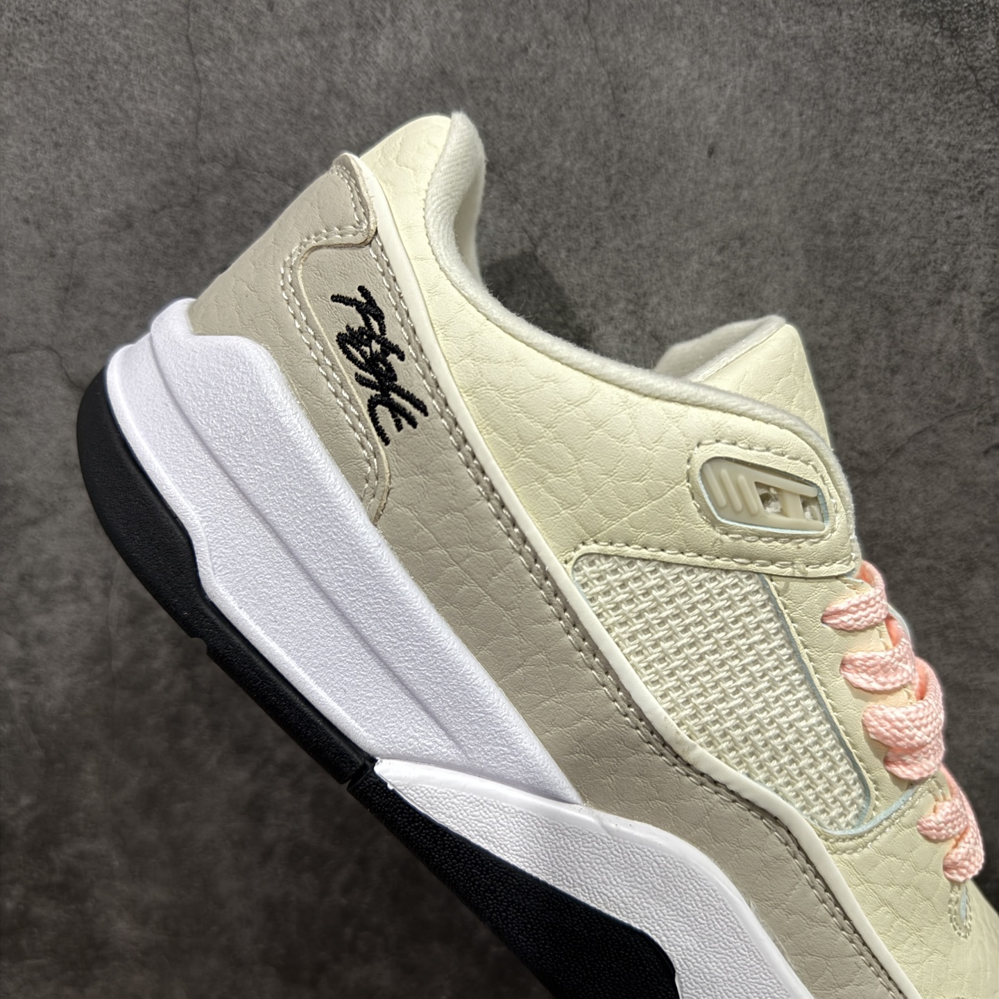 图片[7]-【纯原版】Air Jordan Retro Flight Court SP低帮 AJ低邦 乔丹篮球鞋系列 目前市场最正确版本 头层翻毛＋头层皮 区别市场通货 正确针织鞋码效果 版型完美 正确私模大底 鞋款整体以翻毛皮打造，搭配侧身头层皮面框架，鞋舌及后跟Jumpman Logo分别采用刺绣点缀，后跟侧身Flighth字样也辅以刺绣呈现，秉承轻量化的速度型篮球鞋设计思想完成设计，降低重量的同时提升舒适度，中底延续前作使用了分离式后掌可视化Air Soleb气垫。鞋带孔和后跟鞋提以籃网为造型灵感，将篮球运动巧妙融入到鞋款的设计之中，使鞋身整体富有流动性、节奏感和优雅气质。 货号：IH4105-113 尺码：36 36.5 37.5 38 38.5 39 40 40.5 41 42 42.5 43 44 44.5 45-选品中心