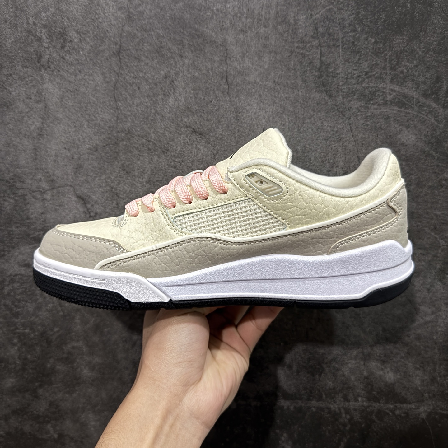 图片[2]-【纯原版】Air Jordan Retro Flight Court SP低帮 AJ低邦 乔丹篮球鞋系列 目前市场最正确版本 头层翻毛＋头层皮 区别市场通货 正确针织鞋码效果 版型完美 正确私模大底 鞋款整体以翻毛皮打造，搭配侧身头层皮面框架，鞋舌及后跟Jumpman Logo分别采用刺绣点缀，后跟侧身Flighth字样也辅以刺绣呈现，秉承轻量化的速度型篮球鞋设计思想完成设计，降低重量的同时提升舒适度，中底延续前作使用了分离式后掌可视化Air Soleb气垫。鞋带孔和后跟鞋提以籃网为造型灵感，将篮球运动巧妙融入到鞋款的设计之中，使鞋身整体富有流动性、节奏感和优雅气质。 货号：IH4105-113 尺码：36 36.5 37.5 38 38.5 39 40 40.5 41 42 42.5 43 44 44.5 45-选品中心