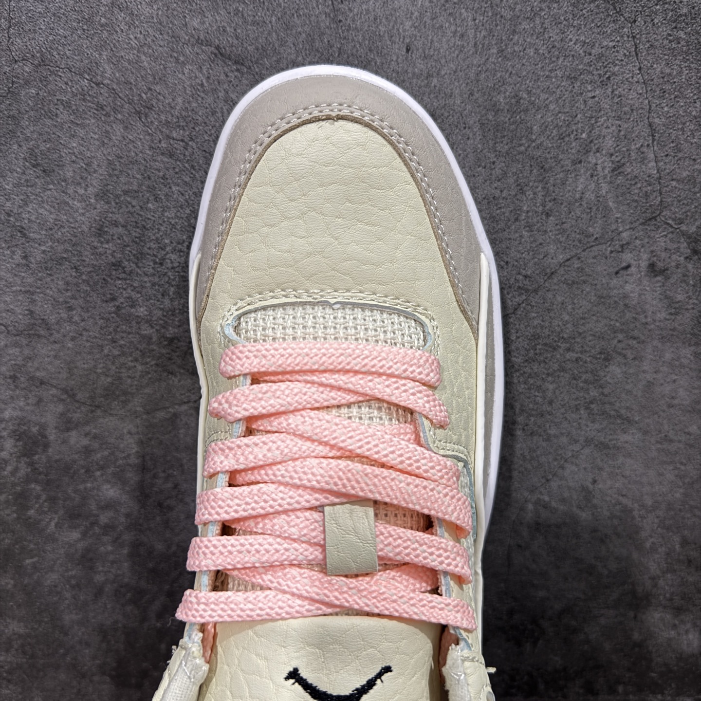 图片[5]-【纯原版】Air Jordan Retro Flight Court SP低帮 AJ低邦 乔丹篮球鞋系列 目前市场最正确版本 头层翻毛＋头层皮 区别市场通货 正确针织鞋码效果 版型完美 正确私模大底 鞋款整体以翻毛皮打造，搭配侧身头层皮面框架，鞋舌及后跟Jumpman Logo分别采用刺绣点缀，后跟侧身Flighth字样也辅以刺绣呈现，秉承轻量化的速度型篮球鞋设计思想完成设计，降低重量的同时提升舒适度，中底延续前作使用了分离式后掌可视化Air Soleb气垫。鞋带孔和后跟鞋提以籃网为造型灵感，将篮球运动巧妙融入到鞋款的设计之中，使鞋身整体富有流动性、节奏感和优雅气质。 货号：IH4105-113 尺码：36 36.5 37.5 38 38.5 39 40 40.5 41 42 42.5 43 44 44.5 45-选品中心