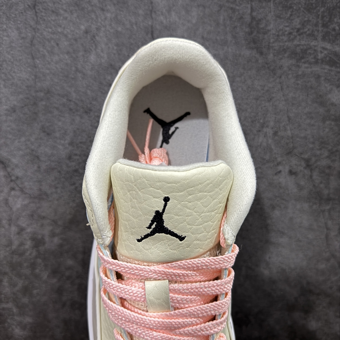 图片[8]-【纯原版】Air Jordan Retro Flight Court SP低帮 AJ低邦 乔丹篮球鞋系列 目前市场最正确版本 头层翻毛＋头层皮 区别市场通货 正确针织鞋码效果 版型完美 正确私模大底 鞋款整体以翻毛皮打造，搭配侧身头层皮面框架，鞋舌及后跟Jumpman Logo分别采用刺绣点缀，后跟侧身Flighth字样也辅以刺绣呈现，秉承轻量化的速度型篮球鞋设计思想完成设计，降低重量的同时提升舒适度，中底延续前作使用了分离式后掌可视化Air Soleb气垫。鞋带孔和后跟鞋提以籃网为造型灵感，将篮球运动巧妙融入到鞋款的设计之中，使鞋身整体富有流动性、节奏感和优雅气质。 货号：IH4105-113 尺码：36 36.5 37.5 38 38.5 39 40 40.5 41 42 42.5 43 44 44.5 45-选品中心