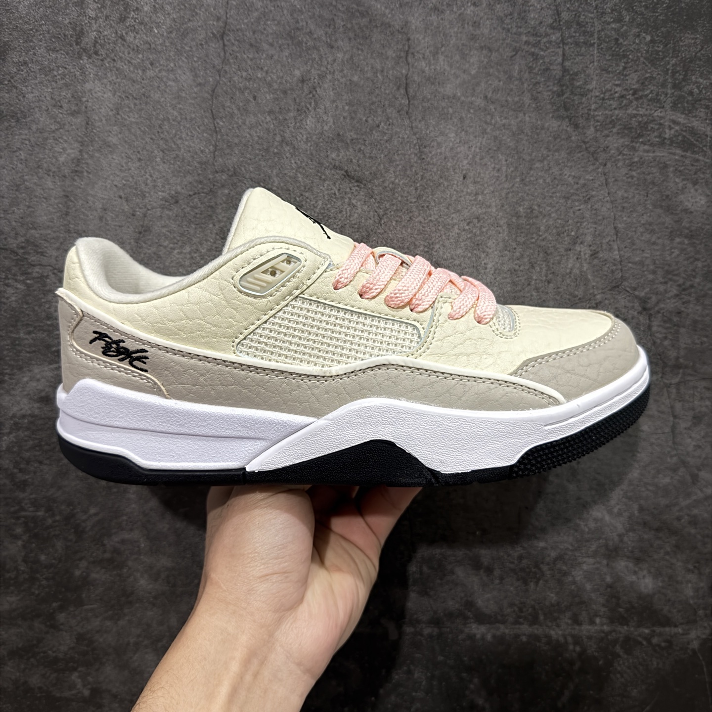 【纯原版】Air Jordan Retro Flight Court SP低帮 AJ低邦 乔丹篮球鞋系列 目前市场最正确版本 头层翻毛＋头层皮 区别市场通货 正确针织鞋码效果 版型完美 正确私模大底 鞋款整体以翻毛皮打造，搭配侧身头层皮面框架，鞋舌及后跟Jumpman Logo分别采用刺绣点缀，后跟侧身Flighth字样也辅以刺绣呈现，秉承轻量化的速度型篮球鞋设计思想完成设计，降低重量的同时提升舒适度，中底延续前作使用了分离式后掌可视化Air Soleb气垫。鞋带孔和后跟鞋提以籃网为造型灵感，将篮球运动巧妙融入到鞋款的设计之中，使鞋身整体富有流动性、节奏感和优雅气质。 货号：IH4105-113 尺码：36 36.5 37.5 38 38.5 39 40 40.5 41 42 42.5 43 44 44.5 45-选品中心