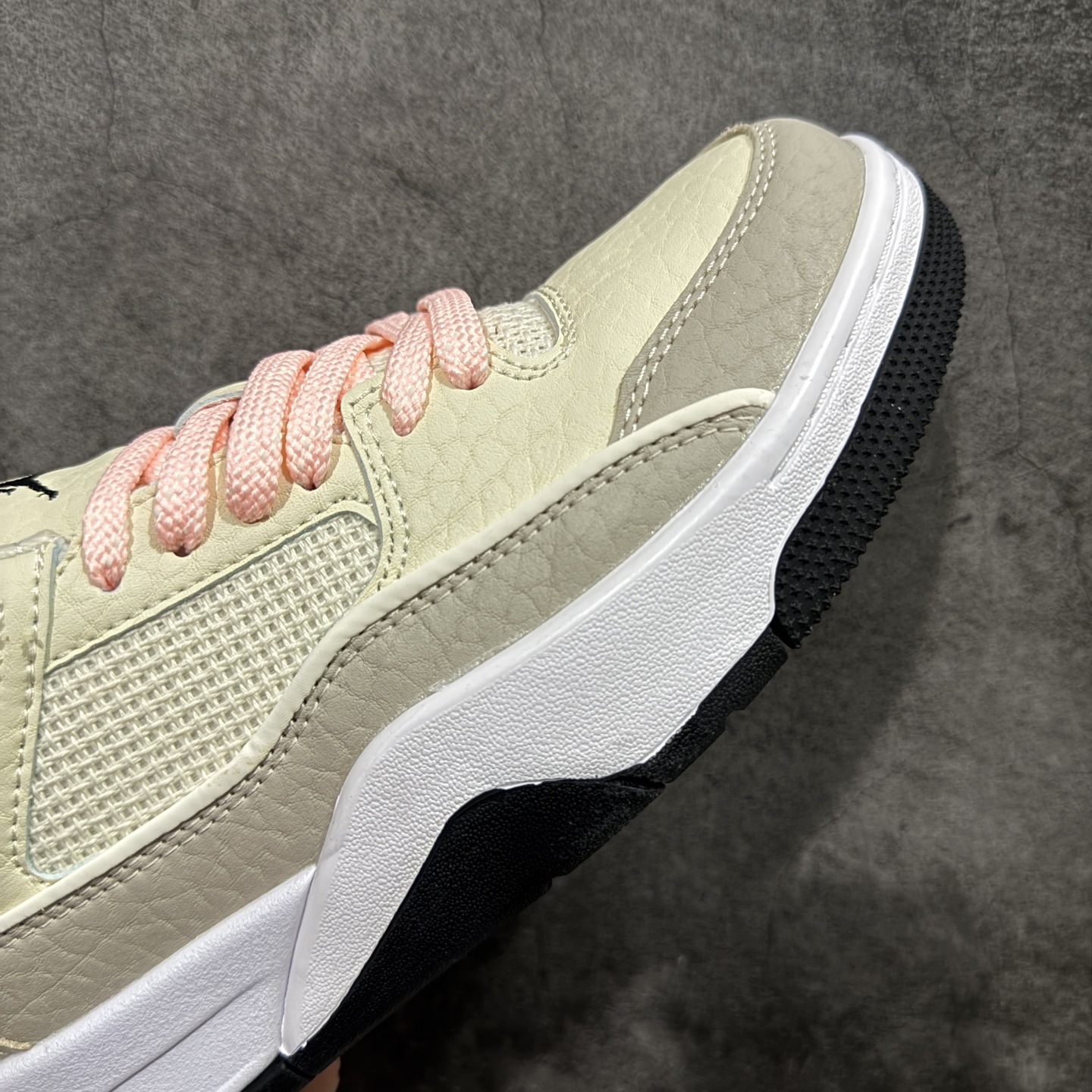 图片[6]-【纯原版】Air Jordan Retro Flight Court SP低帮 AJ低邦 乔丹篮球鞋系列 目前市场最正确版本 头层翻毛＋头层皮 区别市场通货 正确针织鞋码效果 版型完美 正确私模大底 鞋款整体以翻毛皮打造，搭配侧身头层皮面框架，鞋舌及后跟Jumpman Logo分别采用刺绣点缀，后跟侧身Flighth字样也辅以刺绣呈现，秉承轻量化的速度型篮球鞋设计思想完成设计，降低重量的同时提升舒适度，中底延续前作使用了分离式后掌可视化Air Soleb气垫。鞋带孔和后跟鞋提以籃网为造型灵感，将篮球运动巧妙融入到鞋款的设计之中，使鞋身整体富有流动性、节奏感和优雅气质。 货号：IH4105-113 尺码：36 36.5 37.5 38 38.5 39 40 40.5 41 42 42.5 43 44 44.5 45-选品中心