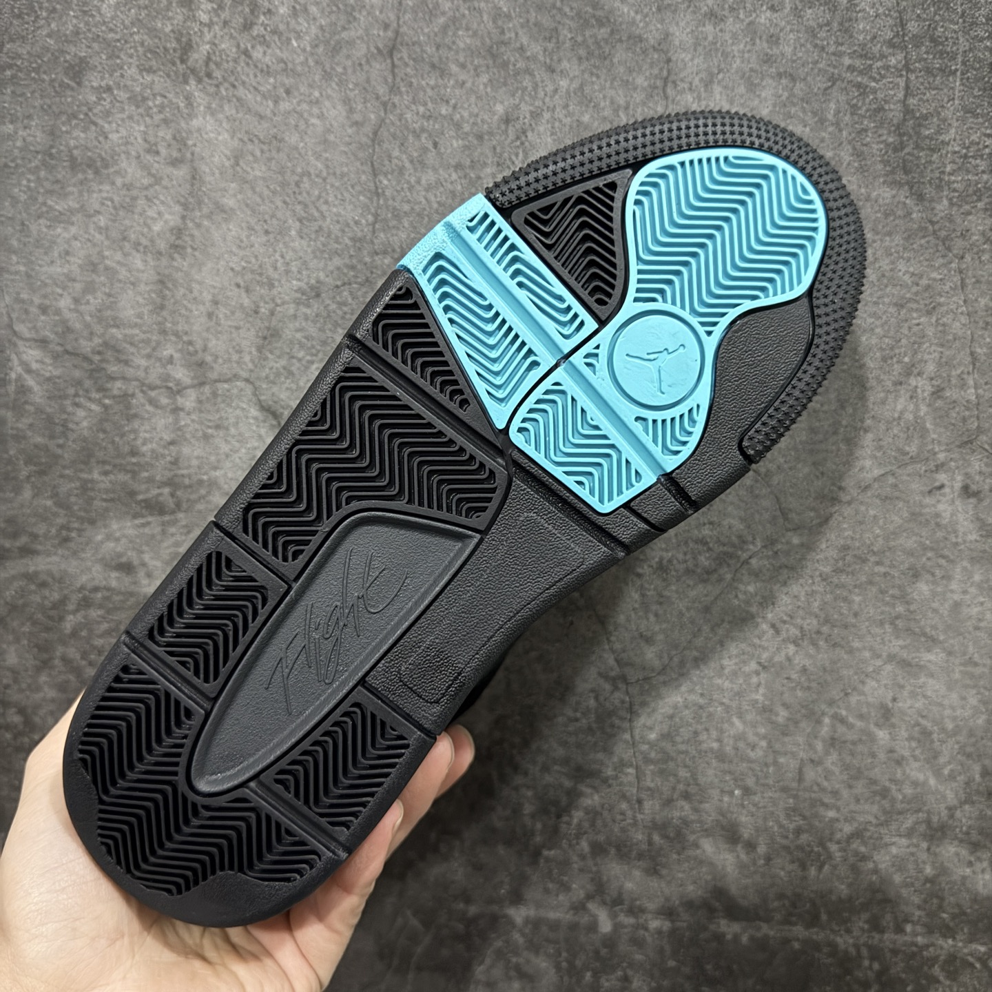 图片[9]-【纯原版】Air Jordan Retro Flight Court SP低帮 AJ低邦 乔丹篮球鞋系列 目前市场最正确版本 头层翻毛＋头层皮 区别市场通货 正确针织鞋码效果 版型完美 正确私模大底 鞋款整体以翻毛皮打造，搭配侧身头层皮面框架，鞋舌及后跟Jumpman Logo分别采用刺绣点缀，后跟侧身Flighth字样也辅以刺绣呈现，秉承轻量化的速度型篮球鞋设计思想完成设计，降低重量的同时提升舒适度，中底延续前作使用了分离式后掌可视化Air Soleb气垫。鞋带孔和后跟鞋提以籃网为造型灵感，将篮球运动巧妙融入到鞋款的设计之中，使鞋身整体富有流动性、节奏感和优雅气质。 货号：HF3255-040 尺码：36 36.5 37.5 38 38.5 39 40 40.5 41 42 42.5 43 44 44.5 45-选品中心