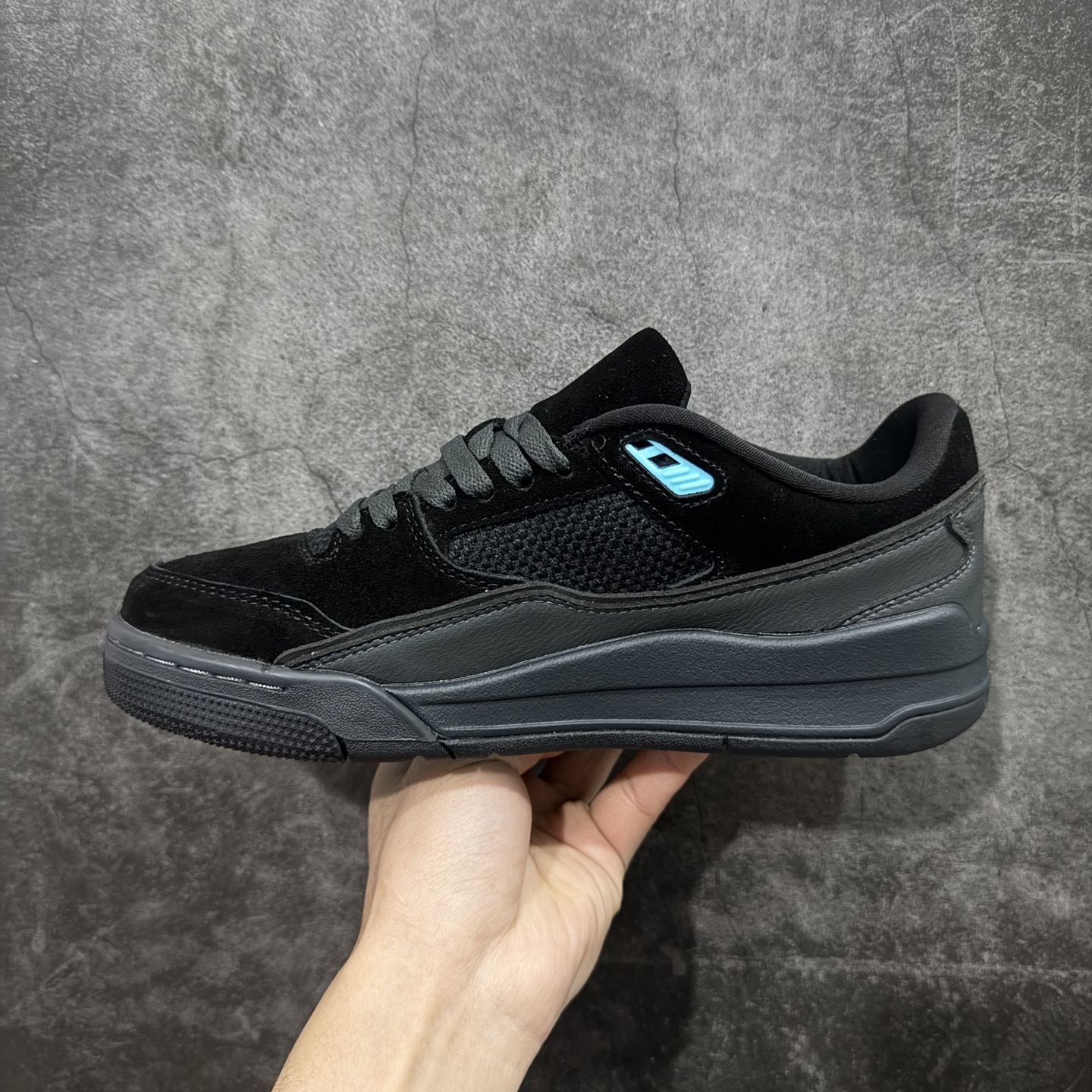 图片[2]-【纯原版】Air Jordan Retro Flight Court SP低帮 AJ低邦 乔丹篮球鞋系列 目前市场最正确版本 头层翻毛＋头层皮 区别市场通货 正确针织鞋码效果 版型完美 正确私模大底 鞋款整体以翻毛皮打造，搭配侧身头层皮面框架，鞋舌及后跟Jumpman Logo分别采用刺绣点缀，后跟侧身Flighth字样也辅以刺绣呈现，秉承轻量化的速度型篮球鞋设计思想完成设计，降低重量的同时提升舒适度，中底延续前作使用了分离式后掌可视化Air Soleb气垫。鞋带孔和后跟鞋提以籃网为造型灵感，将篮球运动巧妙融入到鞋款的设计之中，使鞋身整体富有流动性、节奏感和优雅气质。 货号：HF3255-040 尺码：36 36.5 37.5 38 38.5 39 40 40.5 41 42 42.5 43 44 44.5 45-选品中心