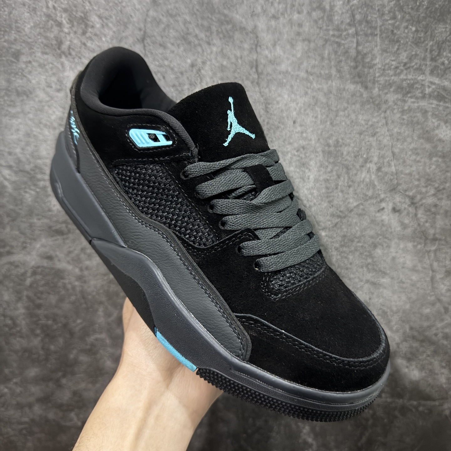 图片[3]-【纯原版】Air Jordan Retro Flight Court SP低帮 AJ低邦 乔丹篮球鞋系列 目前市场最正确版本 头层翻毛＋头层皮 区别市场通货 正确针织鞋码效果 版型完美 正确私模大底 鞋款整体以翻毛皮打造，搭配侧身头层皮面框架，鞋舌及后跟Jumpman Logo分别采用刺绣点缀，后跟侧身Flighth字样也辅以刺绣呈现，秉承轻量化的速度型篮球鞋设计思想完成设计，降低重量的同时提升舒适度，中底延续前作使用了分离式后掌可视化Air Soleb气垫。鞋带孔和后跟鞋提以籃网为造型灵感，将篮球运动巧妙融入到鞋款的设计之中，使鞋身整体富有流动性、节奏感和优雅气质。 货号：HF3255-040 尺码：36 36.5 37.5 38 38.5 39 40 40.5 41 42 42.5 43 44 44.5 45-选品中心