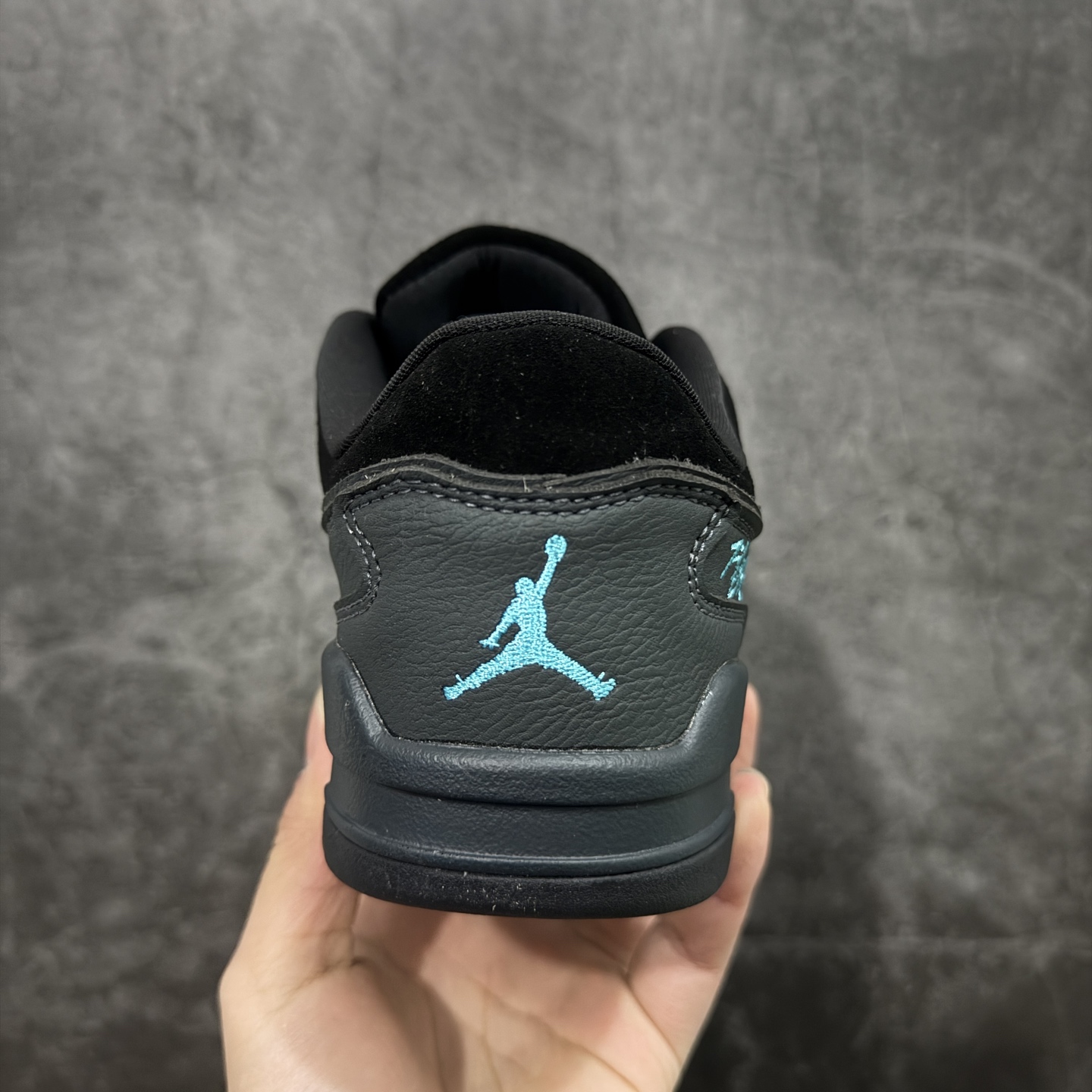 图片[4]-【纯原版】Air Jordan Retro Flight Court SP低帮 AJ低邦 乔丹篮球鞋系列 目前市场最正确版本 头层翻毛＋头层皮 区别市场通货 正确针织鞋码效果 版型完美 正确私模大底 鞋款整体以翻毛皮打造，搭配侧身头层皮面框架，鞋舌及后跟Jumpman Logo分别采用刺绣点缀，后跟侧身Flighth字样也辅以刺绣呈现，秉承轻量化的速度型篮球鞋设计思想完成设计，降低重量的同时提升舒适度，中底延续前作使用了分离式后掌可视化Air Soleb气垫。鞋带孔和后跟鞋提以籃网为造型灵感，将篮球运动巧妙融入到鞋款的设计之中，使鞋身整体富有流动性、节奏感和优雅气质。 货号：HF3255-040 尺码：36 36.5 37.5 38 38.5 39 40 40.5 41 42 42.5 43 44 44.5 45-选品中心