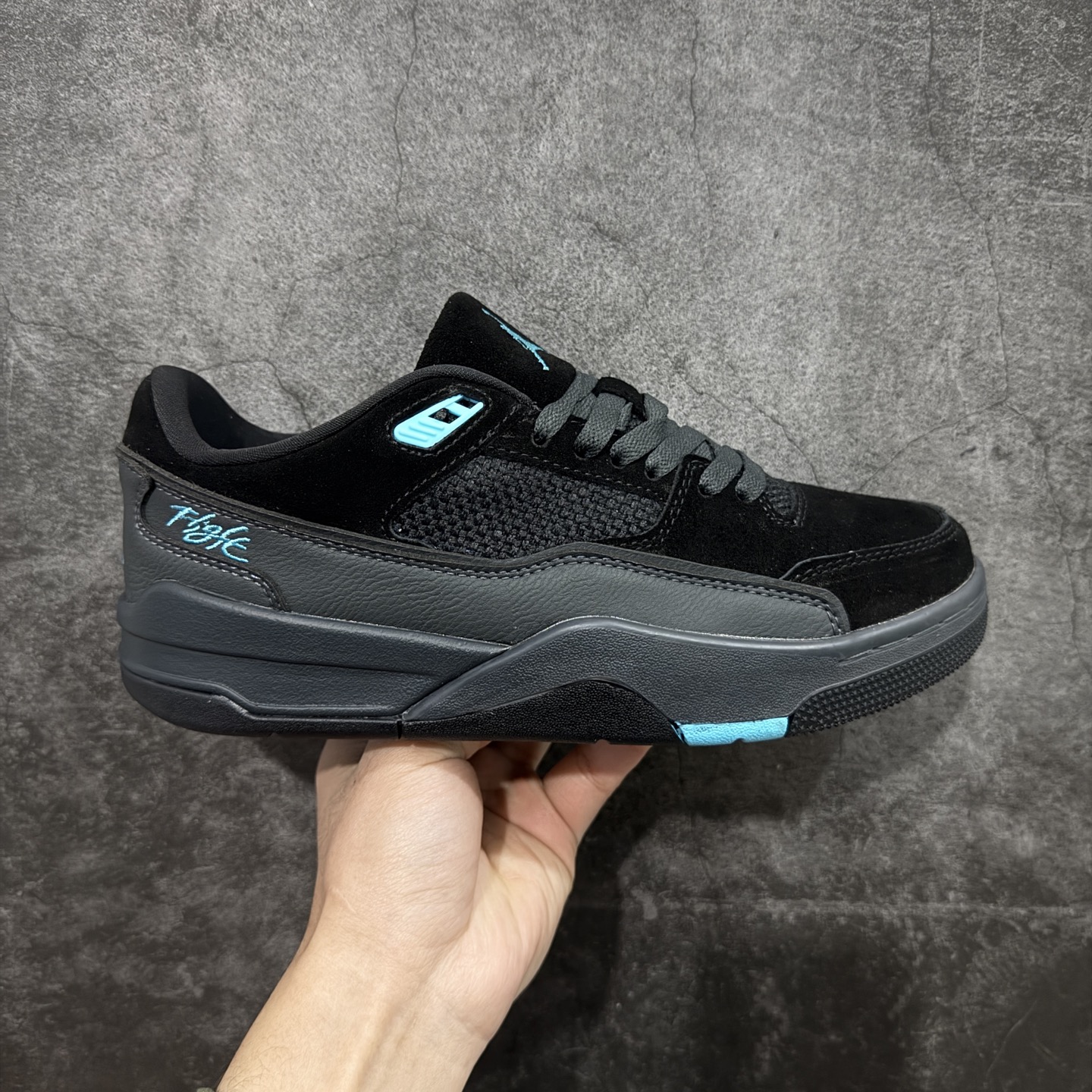 【纯原版】Air Jordan Retro Flight Court SP低帮 AJ低邦 乔丹篮球鞋系列 目前市场最正确版本 头层翻毛＋头层皮 区别市场通货 正确针织鞋码效果 版型完美 正确私模大底 鞋款整体以翻毛皮打造，搭配侧身头层皮面框架，鞋舌及后跟Jumpman Logo分别采用刺绣点缀，后跟侧身Flighth字样也辅以刺绣呈现，秉承轻量化的速度型篮球鞋设计思想完成设计，降低重量的同时提升舒适度，中底延续前作使用了分离式后掌可视化Air Soleb气垫。鞋带孔和后跟鞋提以籃网为造型灵感，将篮球运动巧妙融入到鞋款的设计之中，使鞋身整体富有流动性、节奏感和优雅气质。 货号：HF3255-040 尺码：36 36.5 37.5 38 38.5 39 40 40.5 41 42 42.5 43 44 44.5 45-选品中心