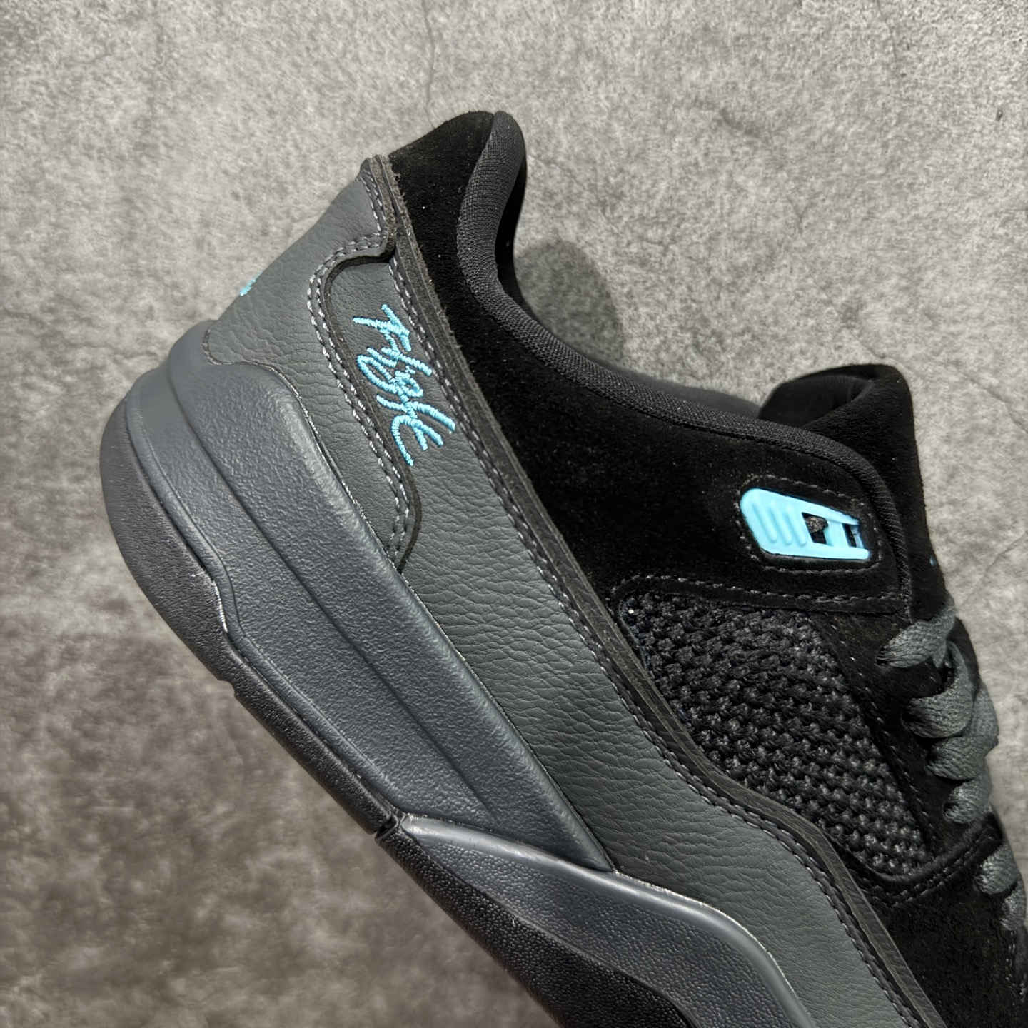 图片[7]-【纯原版】Air Jordan Retro Flight Court SP低帮 AJ低邦 乔丹篮球鞋系列 目前市场最正确版本 头层翻毛＋头层皮 区别市场通货 正确针织鞋码效果 版型完美 正确私模大底 鞋款整体以翻毛皮打造，搭配侧身头层皮面框架，鞋舌及后跟Jumpman Logo分别采用刺绣点缀，后跟侧身Flighth字样也辅以刺绣呈现，秉承轻量化的速度型篮球鞋设计思想完成设计，降低重量的同时提升舒适度，中底延续前作使用了分离式后掌可视化Air Soleb气垫。鞋带孔和后跟鞋提以籃网为造型灵感，将篮球运动巧妙融入到鞋款的设计之中，使鞋身整体富有流动性、节奏感和优雅气质。 货号：HF3255-040 尺码：36 36.5 37.5 38 38.5 39 40 40.5 41 42 42.5 43 44 44.5 45-选品中心