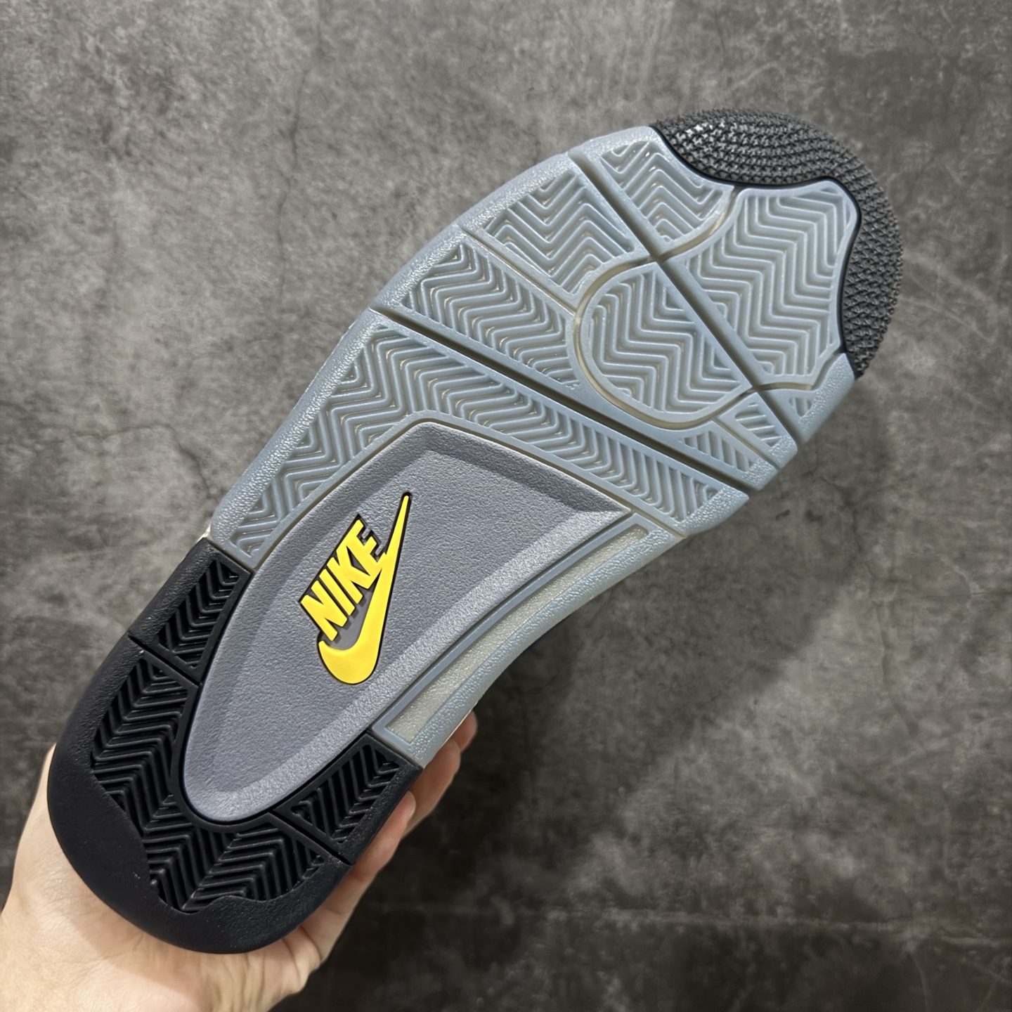 图片[9]-【GX版】Air Jordan AJ4 Retro “Imperial Purple” 帝王紫 FV5029-500 全新批次 重点区分市面 唯一正确细节 后跟饰片中心位置有合模线 超弹硅胶材质 内层不织布补强 补强为硅胶提供更强耐久性 避免断裂 圈内最强四代 耗时半年巨作 全套原纸板楦头开发 原厂特供皮料加持 确保原汁原味 完美呈现四代版型 一比一鞋头弧度高度鞋身弧度 数据细节工艺流程均保持原鞋一致 原厂TPU网格鞋带扣 正确内里网布 菱角分明不变形无多余毛边 柔软性质感一致于原鞋 市场唯一原厂鞋扣模具 背面可见隐藏注塑口 原厂织唛标 原厂飞人电绣工艺 尾指中部跳三针 独家绑鞋带手法 印刷中底布 四线拉帮 米色美纹纸贴合固定 进口港宝加持 后跟自然饱满 全鞋荧光划线卡点 追求极致完美 每一双都是工艺品 多重QC质检 超越公司货的品控标准 实实在在的免检产品 尺码：40 40.5 41 42 42.5 43 44 44.5 45 45.5 46 47.5 48.5-选品中心