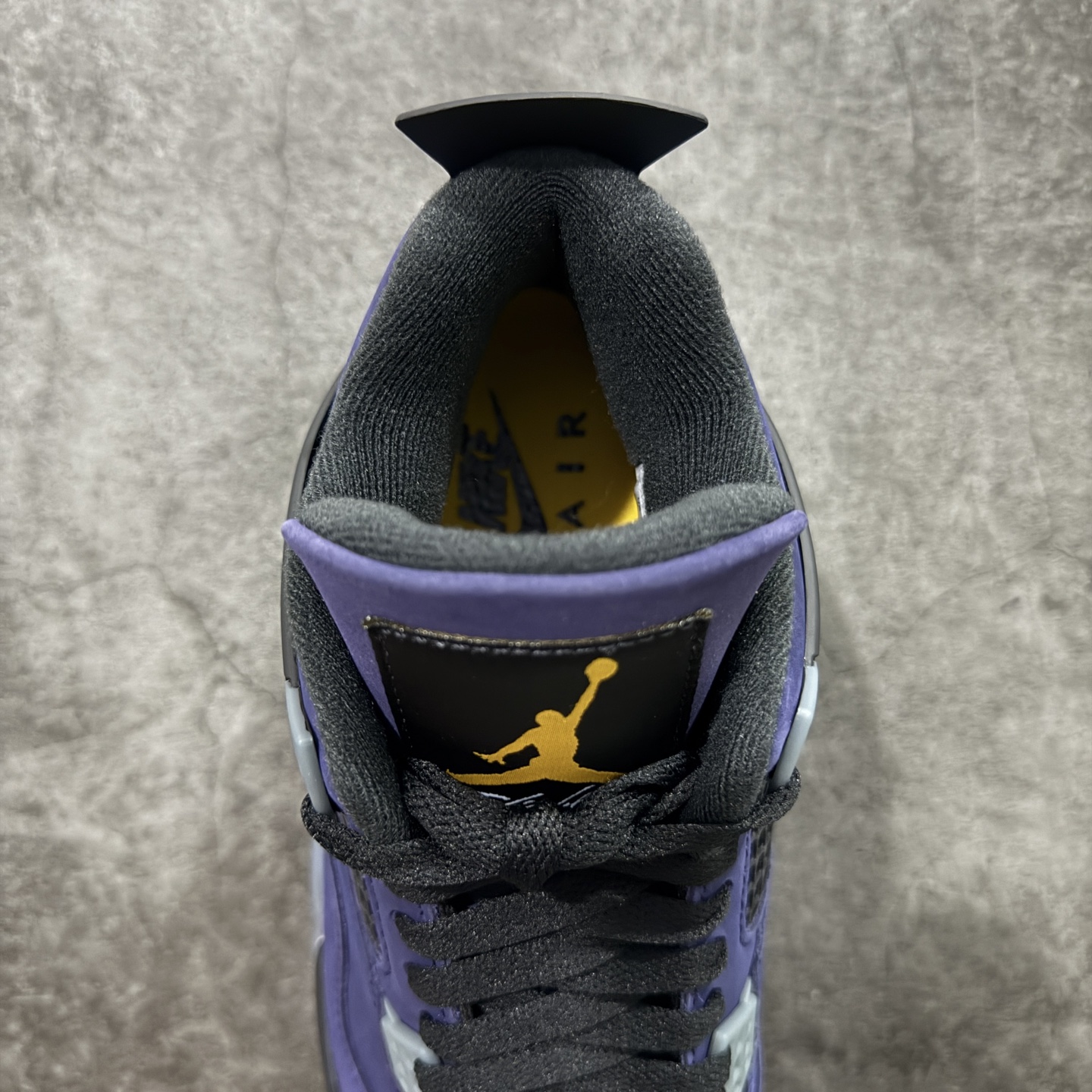 图片[8]-【GX版】Air Jordan AJ4 Retro “Imperial Purple” 帝王紫 FV5029-500 全新批次 重点区分市面 唯一正确细节 后跟饰片中心位置有合模线 超弹硅胶材质 内层不织布补强 补强为硅胶提供更强耐久性 避免断裂 圈内最强四代 耗时半年巨作 全套原纸板楦头开发 原厂特供皮料加持 确保原汁原味 完美呈现四代版型 一比一鞋头弧度高度鞋身弧度 数据细节工艺流程均保持原鞋一致 原厂TPU网格鞋带扣 正确内里网布 菱角分明不变形无多余毛边 柔软性质感一致于原鞋 市场唯一原厂鞋扣模具 背面可见隐藏注塑口 原厂织唛标 原厂飞人电绣工艺 尾指中部跳三针 独家绑鞋带手法 印刷中底布 四线拉帮 米色美纹纸贴合固定 进口港宝加持 后跟自然饱满 全鞋荧光划线卡点 追求极致完美 每一双都是工艺品 多重QC质检 超越公司货的品控标准 实实在在的免检产品 尺码：40 40.5 41 42 42.5 43 44 44.5 45 45.5 46 47.5 48.5-选品中心