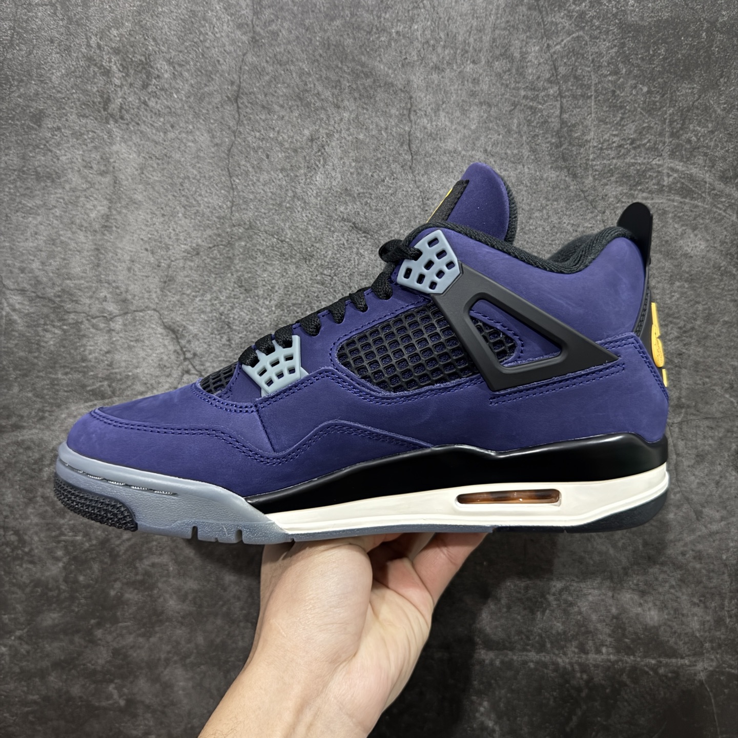 图片[2]-【GX版】Air Jordan AJ4 Retro “Imperial Purple” 帝王紫 FV5029-500 全新批次 重点区分市面 唯一正确细节 后跟饰片中心位置有合模线 超弹硅胶材质 内层不织布补强 补强为硅胶提供更强耐久性 避免断裂 圈内最强四代 耗时半年巨作 全套原纸板楦头开发 原厂特供皮料加持 确保原汁原味 完美呈现四代版型 一比一鞋头弧度高度鞋身弧度 数据细节工艺流程均保持原鞋一致 原厂TPU网格鞋带扣 正确内里网布 菱角分明不变形无多余毛边 柔软性质感一致于原鞋 市场唯一原厂鞋扣模具 背面可见隐藏注塑口 原厂织唛标 原厂飞人电绣工艺 尾指中部跳三针 独家绑鞋带手法 印刷中底布 四线拉帮 米色美纹纸贴合固定 进口港宝加持 后跟自然饱满 全鞋荧光划线卡点 追求极致完美 每一双都是工艺品 多重QC质检 超越公司货的品控标准 实实在在的免检产品 尺码：40 40.5 41 42 42.5 43 44 44.5 45 45.5 46 47.5 48.5-选品中心
