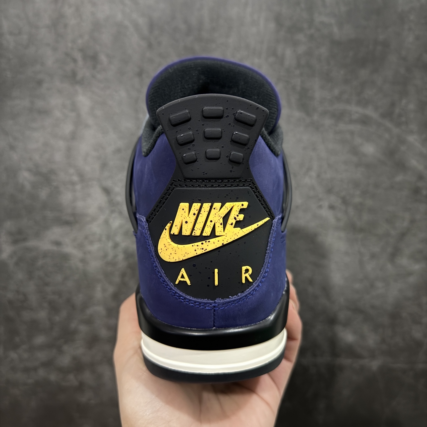 图片[4]-【GX版】Air Jordan AJ4 Retro “Imperial Purple” 帝王紫 FV5029-500 全新批次 重点区分市面 唯一正确细节 后跟饰片中心位置有合模线 超弹硅胶材质 内层不织布补强 补强为硅胶提供更强耐久性 避免断裂 圈内最强四代 耗时半年巨作 全套原纸板楦头开发 原厂特供皮料加持 确保原汁原味 完美呈现四代版型 一比一鞋头弧度高度鞋身弧度 数据细节工艺流程均保持原鞋一致 原厂TPU网格鞋带扣 正确内里网布 菱角分明不变形无多余毛边 柔软性质感一致于原鞋 市场唯一原厂鞋扣模具 背面可见隐藏注塑口 原厂织唛标 原厂飞人电绣工艺 尾指中部跳三针 独家绑鞋带手法 印刷中底布 四线拉帮 米色美纹纸贴合固定 进口港宝加持 后跟自然饱满 全鞋荧光划线卡点 追求极致完美 每一双都是工艺品 多重QC质检 超越公司货的品控标准 实实在在的免检产品 尺码：40 40.5 41 42 42.5 43 44 44.5 45 45.5 46 47.5 48.5-选品中心