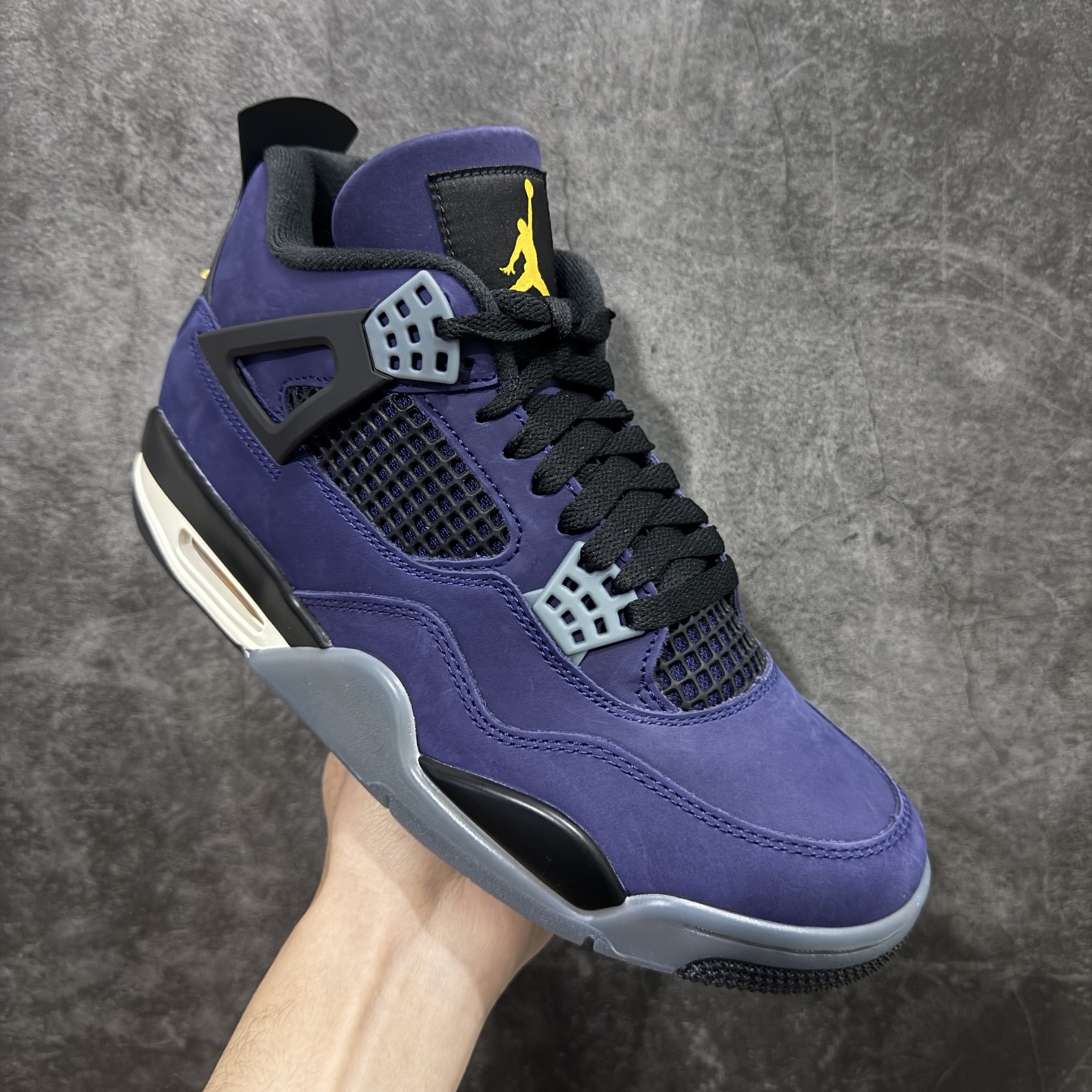 图片[3]-【GX版】Air Jordan AJ4 Retro “Imperial Purple” 帝王紫 FV5029-500 全新批次 重点区分市面 唯一正确细节 后跟饰片中心位置有合模线 超弹硅胶材质 内层不织布补强 补强为硅胶提供更强耐久性 避免断裂 圈内最强四代 耗时半年巨作 全套原纸板楦头开发 原厂特供皮料加持 确保原汁原味 完美呈现四代版型 一比一鞋头弧度高度鞋身弧度 数据细节工艺流程均保持原鞋一致 原厂TPU网格鞋带扣 正确内里网布 菱角分明不变形无多余毛边 柔软性质感一致于原鞋 市场唯一原厂鞋扣模具 背面可见隐藏注塑口 原厂织唛标 原厂飞人电绣工艺 尾指中部跳三针 独家绑鞋带手法 印刷中底布 四线拉帮 米色美纹纸贴合固定 进口港宝加持 后跟自然饱满 全鞋荧光划线卡点 追求极致完美 每一双都是工艺品 多重QC质检 超越公司货的品控标准 实实在在的免检产品 尺码：40 40.5 41 42 42.5 43 44 44.5 45 45.5 46 47.5 48.5-选品中心