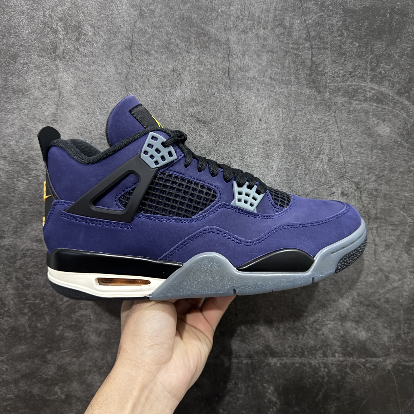 【GX版】Air Jordan AJ4 Retro “Imperial Purple” 帝王紫 FV5029-500 全新批次 重点区分市面 唯一正确细节 后跟饰片中心位置有合模线 超弹硅胶材质 内层不织布补强 补强为硅胶提供更强耐久性 避免断裂 圈内最强四代 耗时半年巨作 全套原纸板楦头开发 原厂特供皮料加持 确保原汁原味 完美呈现四代版型 一比一鞋头弧度高度鞋身弧度 数据细节工艺流程均保持原鞋一致 原厂TPU网格鞋带扣 正确内里网布 菱角分明不变形无多余毛边 柔软性质感一致于原鞋 市场唯一原厂鞋扣模具 背面可见隐藏注塑口 原厂织唛标 原厂飞人电绣工艺 尾指中部跳三针 独家绑鞋带手法 印刷中底布 四线拉帮 米色美纹纸贴合固定 进口港宝加持 后跟自然饱满 全鞋荧光划线卡点 追求极致完美 每一双都是工艺品 多重QC质检 超越公司货的品控标准 实实在在的免检产品 尺码：40 40.5 41 42 42.5 43 44 44.5 45 45.5 46 47.5 48.5-选品中心