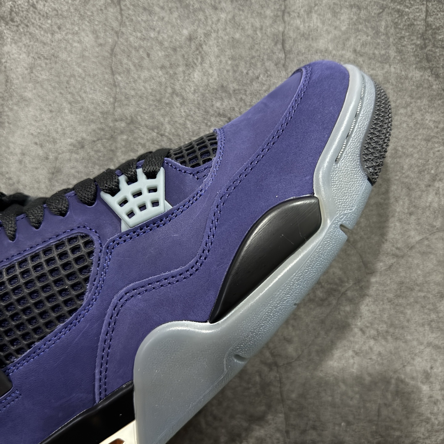 图片[6]-【GX版】Air Jordan AJ4 Retro “Imperial Purple” 帝王紫 FV5029-500 全新批次 重点区分市面 唯一正确细节 后跟饰片中心位置有合模线 超弹硅胶材质 内层不织布补强 补强为硅胶提供更强耐久性 避免断裂 圈内最强四代 耗时半年巨作 全套原纸板楦头开发 原厂特供皮料加持 确保原汁原味 完美呈现四代版型 一比一鞋头弧度高度鞋身弧度 数据细节工艺流程均保持原鞋一致 原厂TPU网格鞋带扣 正确内里网布 菱角分明不变形无多余毛边 柔软性质感一致于原鞋 市场唯一原厂鞋扣模具 背面可见隐藏注塑口 原厂织唛标 原厂飞人电绣工艺 尾指中部跳三针 独家绑鞋带手法 印刷中底布 四线拉帮 米色美纹纸贴合固定 进口港宝加持 后跟自然饱满 全鞋荧光划线卡点 追求极致完美 每一双都是工艺品 多重QC质检 超越公司货的品控标准 实实在在的免检产品 尺码：40 40.5 41 42 42.5 43 44 44.5 45 45.5 46 47.5 48.5-选品中心