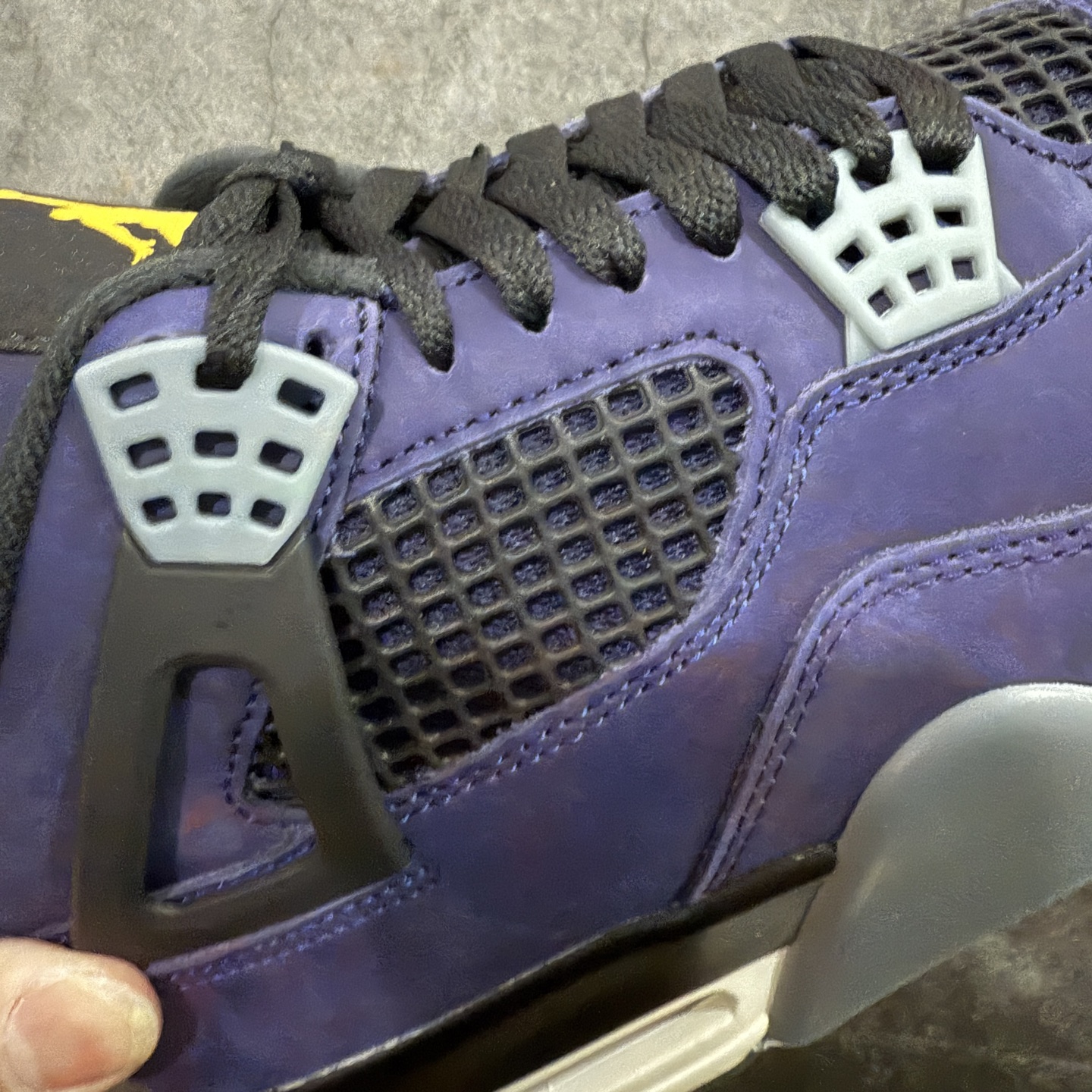 图片[4]-【GX版】Air Jordan AJ4 Retro “Imperial Purple” 帝王紫 FV5029-500 全新批次 重点区分市面 唯一正确细节 后跟饰片中心位置有合模线 超弹硅胶材质 内层不织布补强 补强为硅胶提供更强耐久性 避免断裂 圈内最强四代 耗时半年巨作 全套原纸板楦头开发 原厂特供皮料加持 确保原汁原味 完美呈现四代版型 一比一鞋头弧度高度鞋身弧度 数据细节工艺流程均保持原鞋一致 原厂TPU网格鞋带扣 正确内里网布 菱角分明不变形无多余毛边 柔软性质感一致于原鞋 市场唯一原厂鞋扣模具 背面可见隐藏注塑口 原厂织唛标 原厂飞人电绣工艺 尾指中部跳三针 独家绑鞋带手法 印刷中底布 四线拉帮 米色美纹纸贴合固定 进口港宝加持 后跟自然饱满 全鞋荧光划线卡点 追求极致完美 每一双都是工艺品 多重QC质检 超越公司货的品控标准 实实在在的免检产品 尺码：40 40.5 41 42 42.5 43 44 44.5 45 45.5 46 47.5 48.5-选品中心