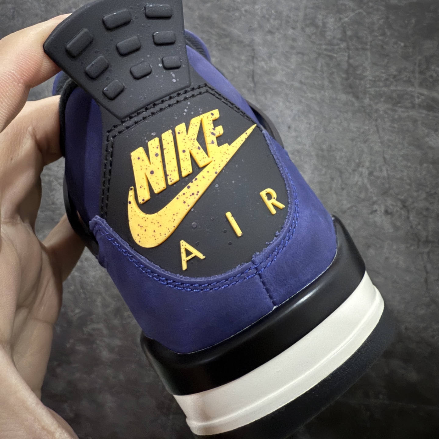 图片[2]-【GX版】Air Jordan AJ4 Retro “Imperial Purple” 帝王紫 FV5029-500 全新批次 重点区分市面 唯一正确细节 后跟饰片中心位置有合模线 超弹硅胶材质 内层不织布补强 补强为硅胶提供更强耐久性 避免断裂 圈内最强四代 耗时半年巨作 全套原纸板楦头开发 原厂特供皮料加持 确保原汁原味 完美呈现四代版型 一比一鞋头弧度高度鞋身弧度 数据细节工艺流程均保持原鞋一致 原厂TPU网格鞋带扣 正确内里网布 菱角分明不变形无多余毛边 柔软性质感一致于原鞋 市场唯一原厂鞋扣模具 背面可见隐藏注塑口 原厂织唛标 原厂飞人电绣工艺 尾指中部跳三针 独家绑鞋带手法 印刷中底布 四线拉帮 米色美纹纸贴合固定 进口港宝加持 后跟自然饱满 全鞋荧光划线卡点 追求极致完美 每一双都是工艺品 多重QC质检 超越公司货的品控标准 实实在在的免检产品 尺码：40 40.5 41 42 42.5 43 44 44.5 45 45.5 46 47.5 48.5-选品中心